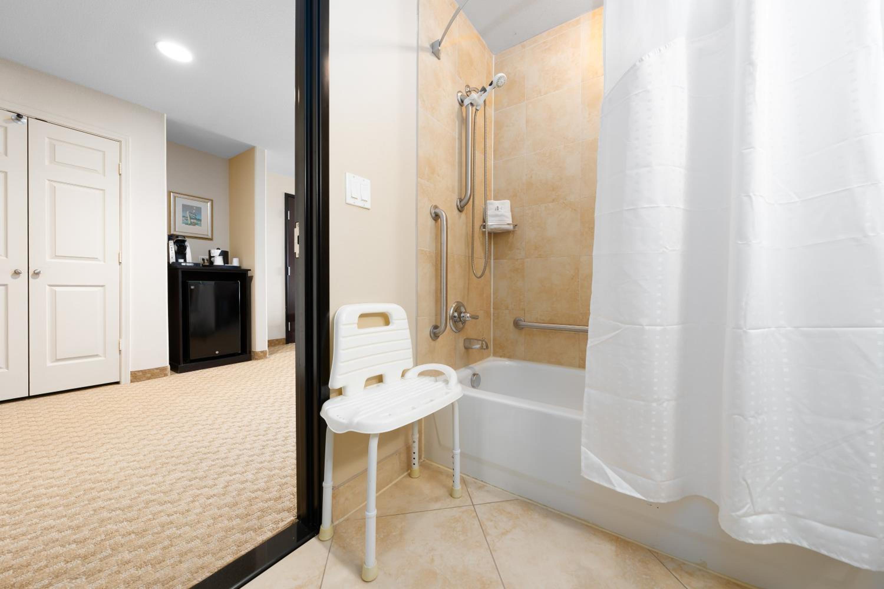King Room - Mobility Access/Hearing Accessible - Photo 3