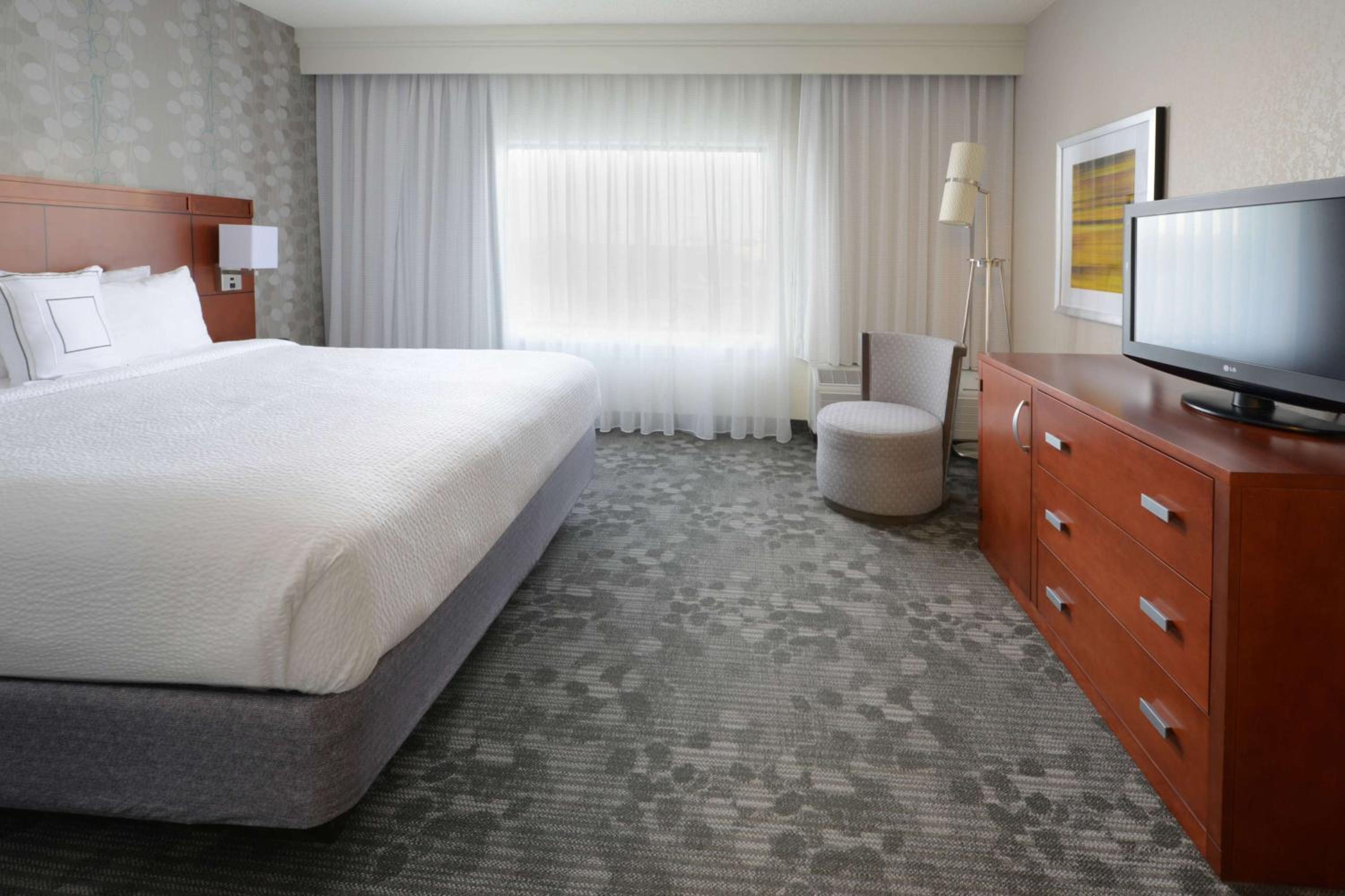 Mobility Accessible One Bedroom Suite King Bathtub photo 2