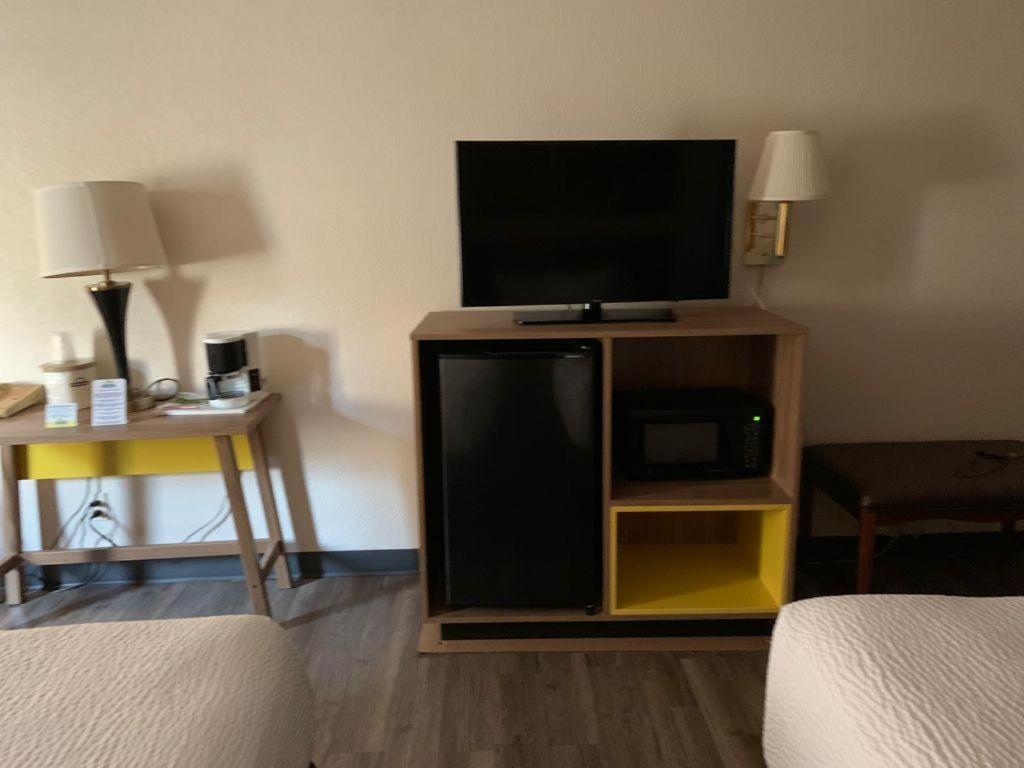 King Suite - Non-Smoking - Photo 2