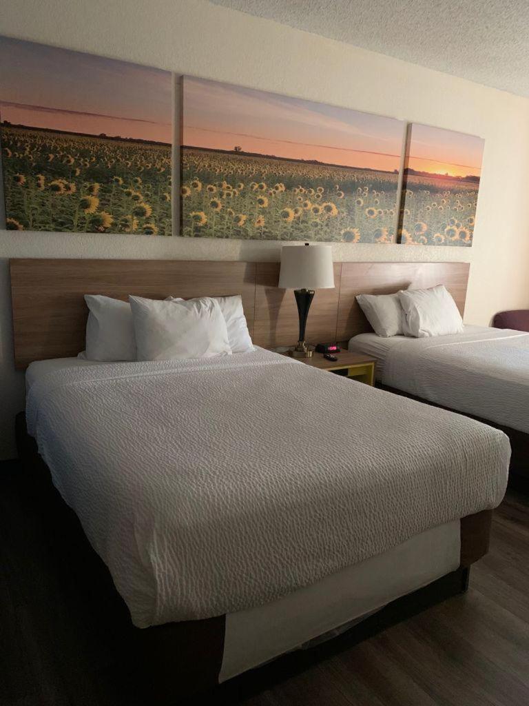 Queen Room with Two Queen Beds - Non-Smoking - Photo 8