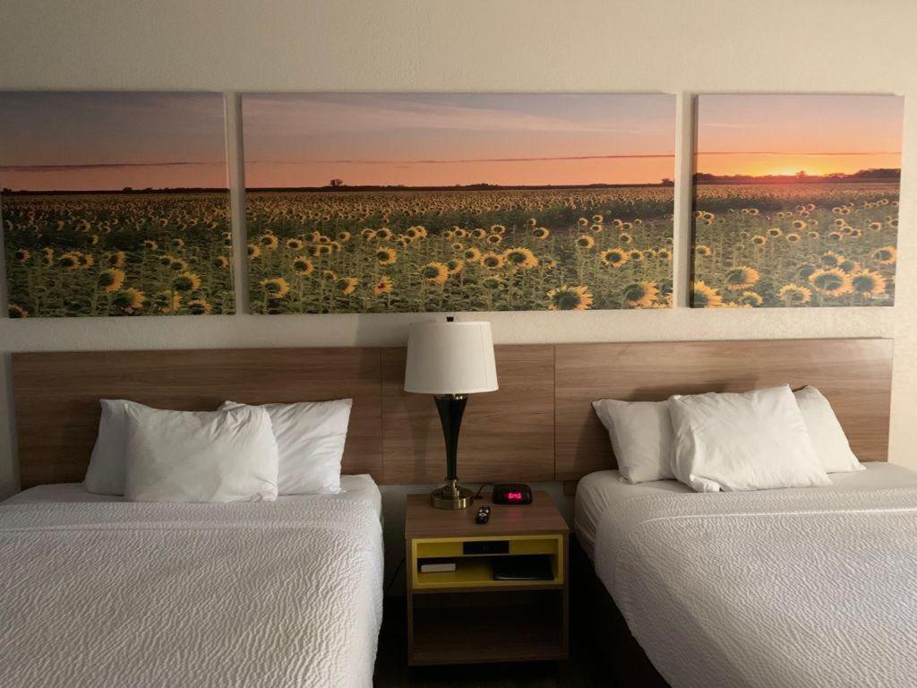 Queen Room with Two Queen Beds - Non-Smoking - Photo 10