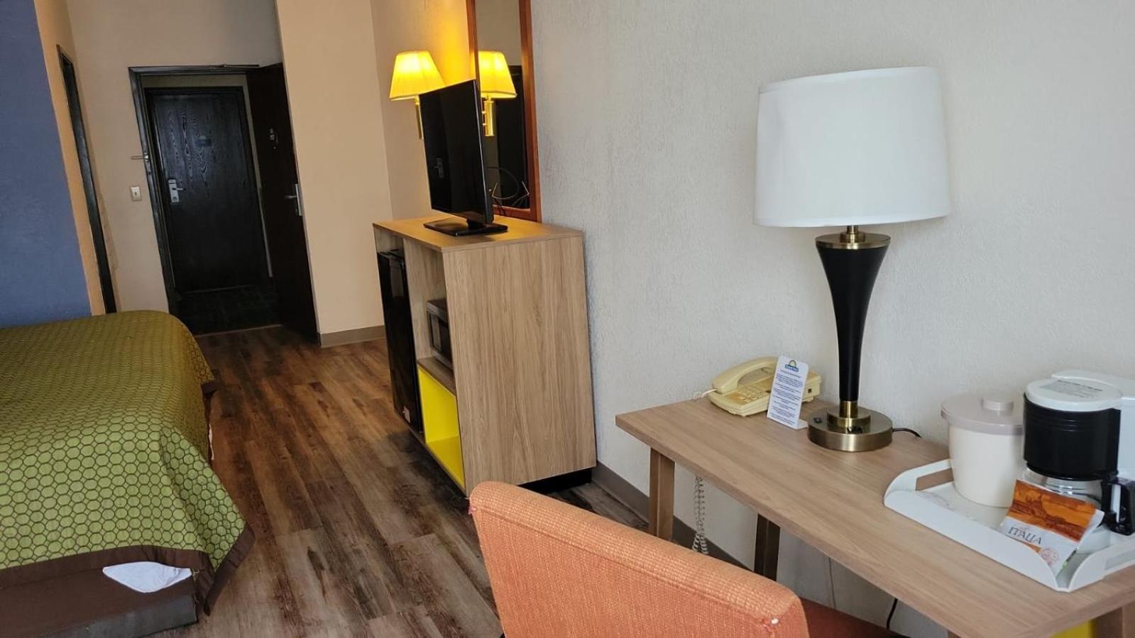 King Suite - Non-Smoking - Photo 1