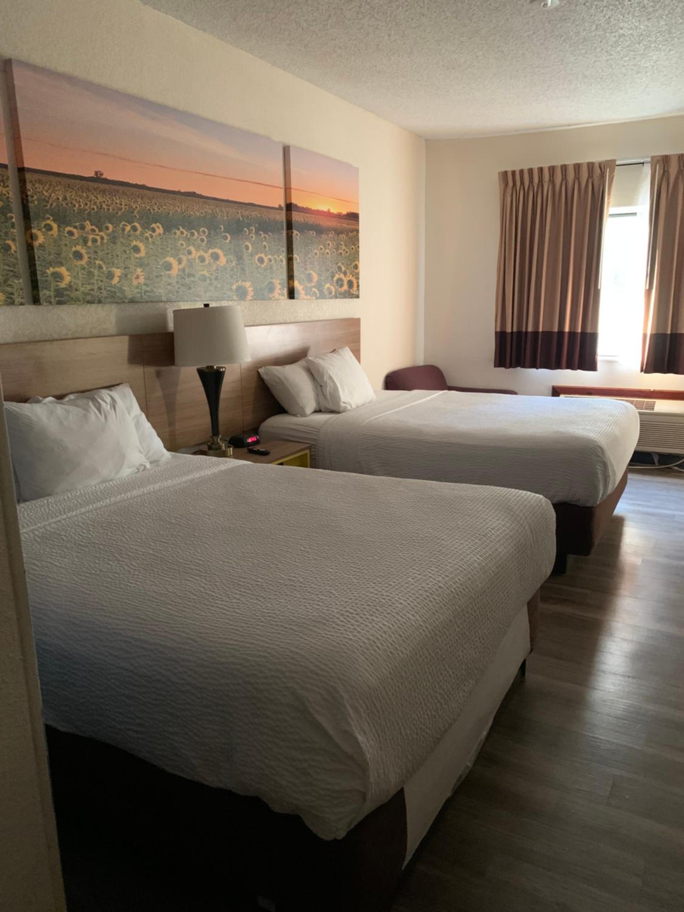 Queen Room with Two Queen Beds - Non-Smoking - Photo 9