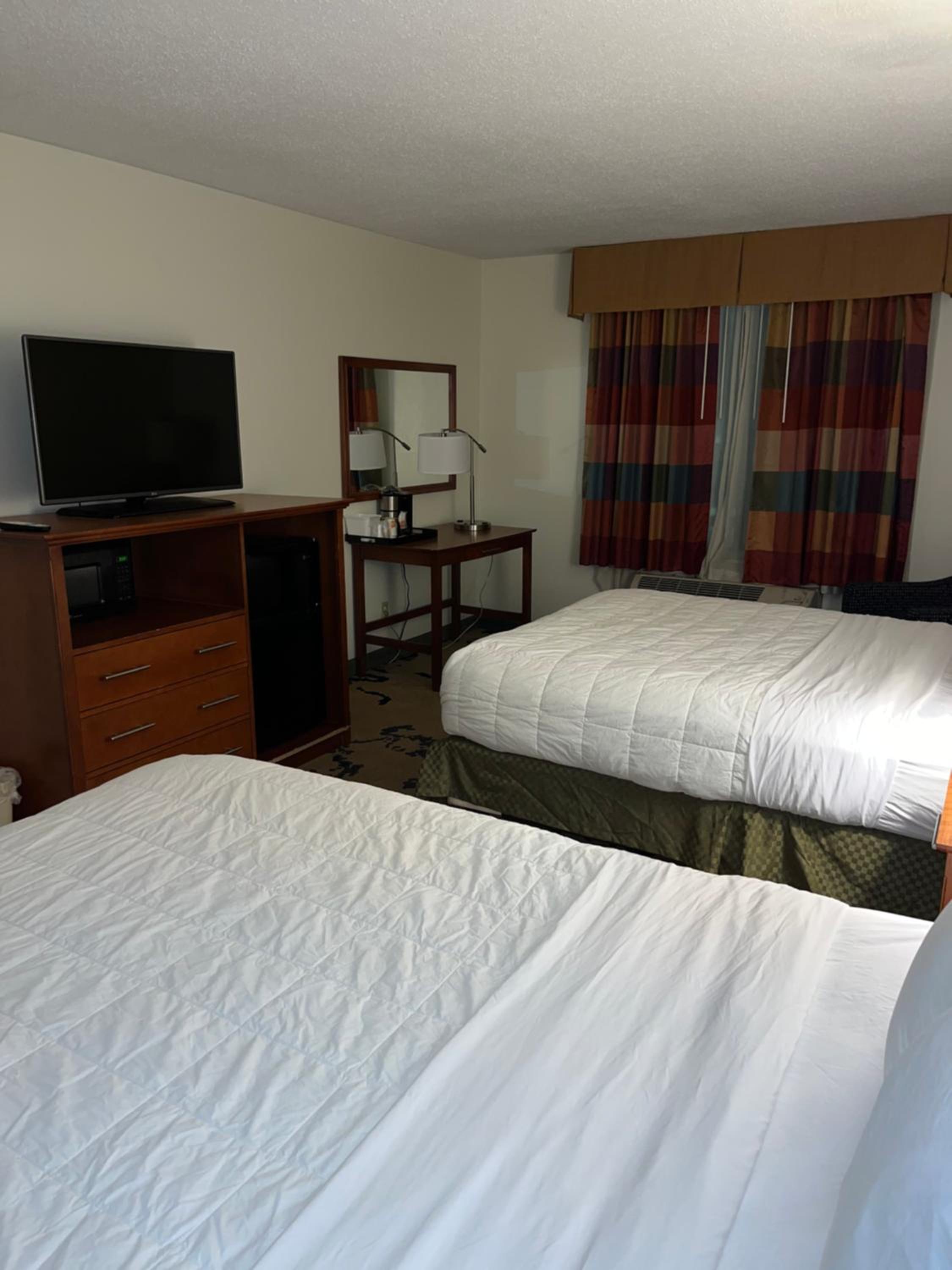 Queen Room with Two Queen Beds - Non-Smoking - Photo 3