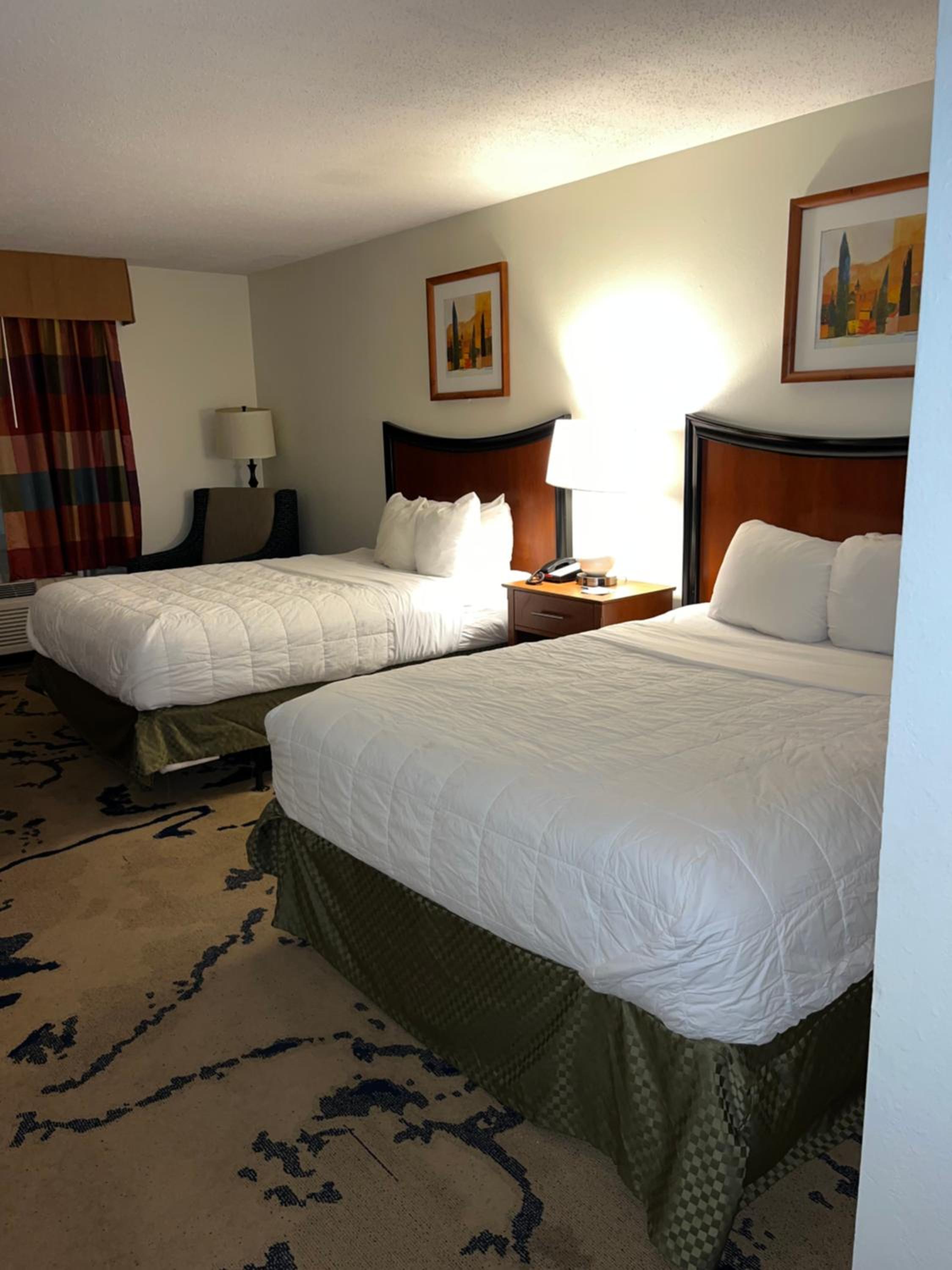 Queen Room with Two Queen Beds - Non-Smoking - Photo 2