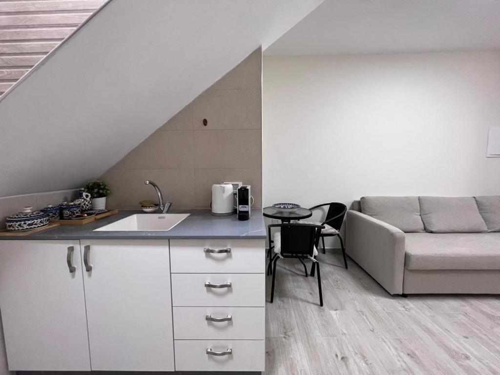 Deluxe Double Room with Balcony - Photo 12