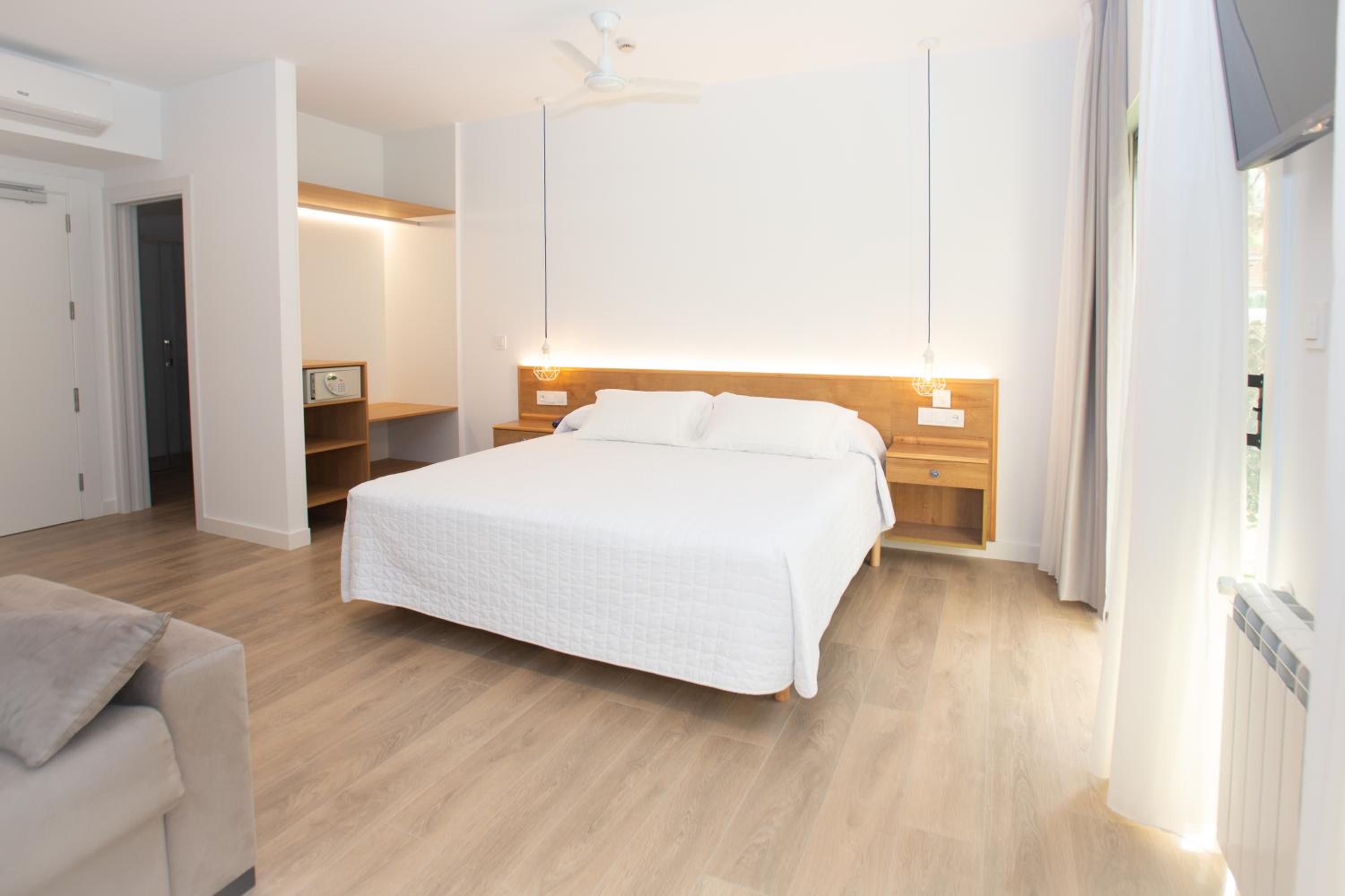 Estudio King con Sofá Cama