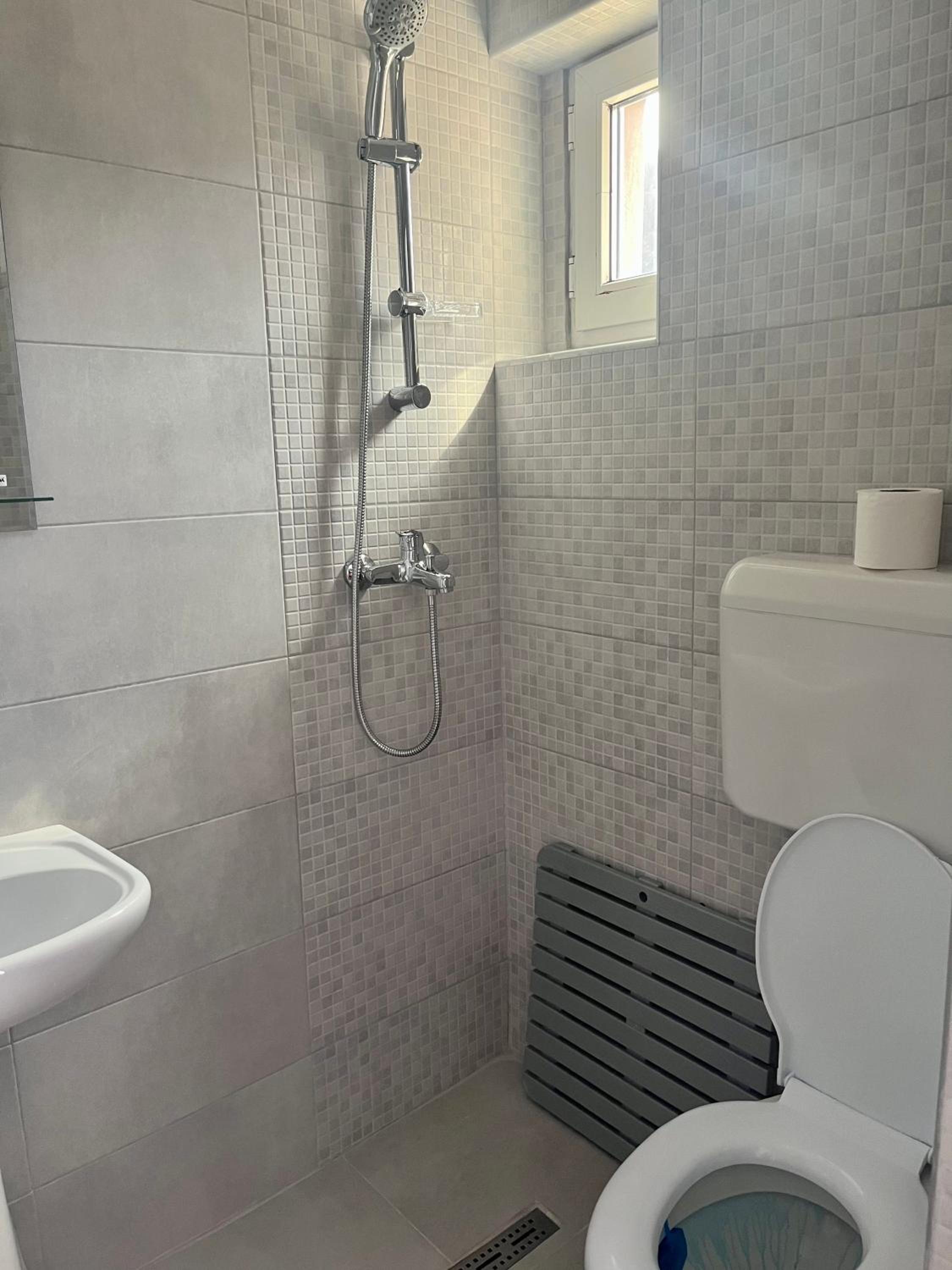 Double Room - Photo 12