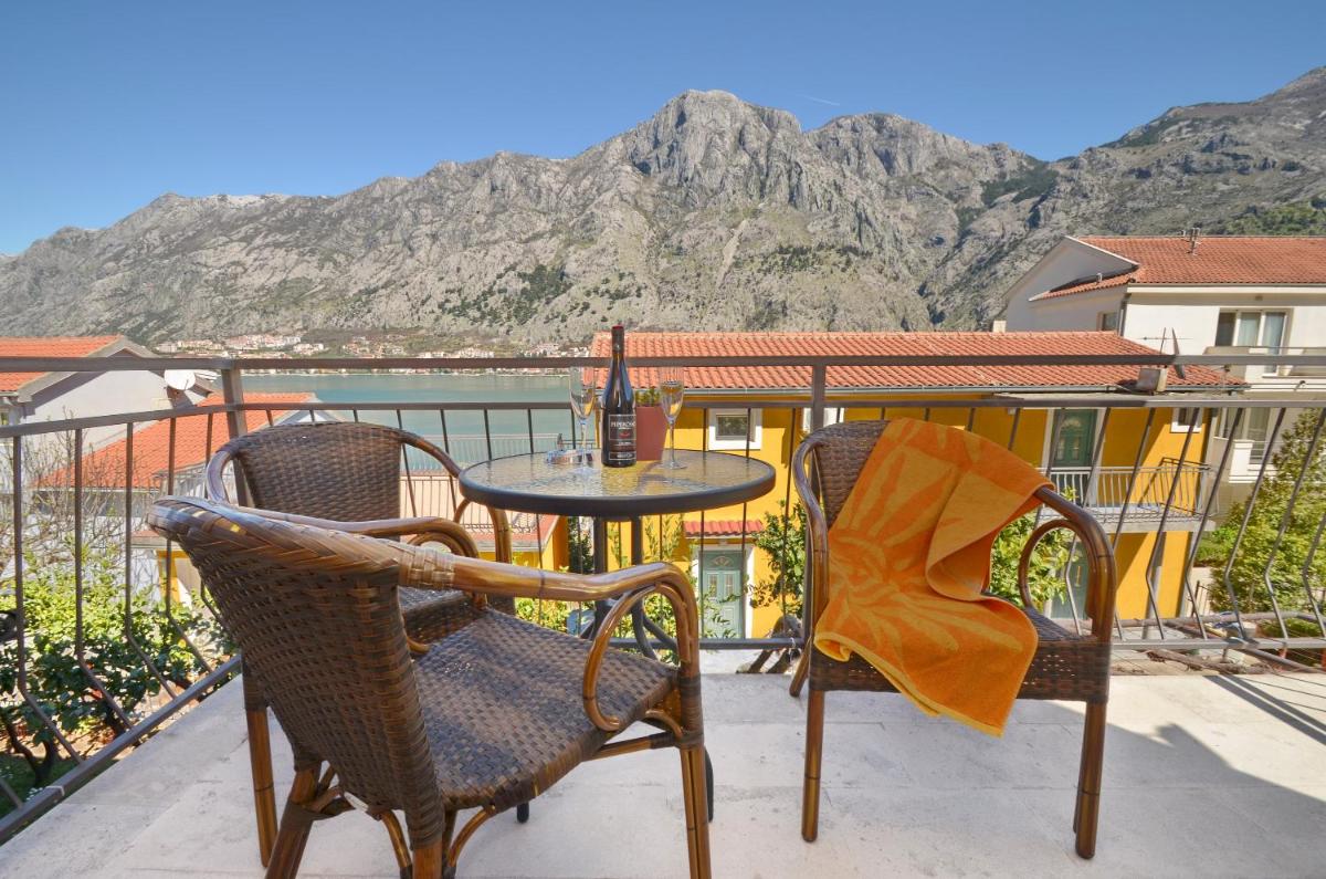 Two-Bedroom Apartment with Balcony and Sea View - Photo 12