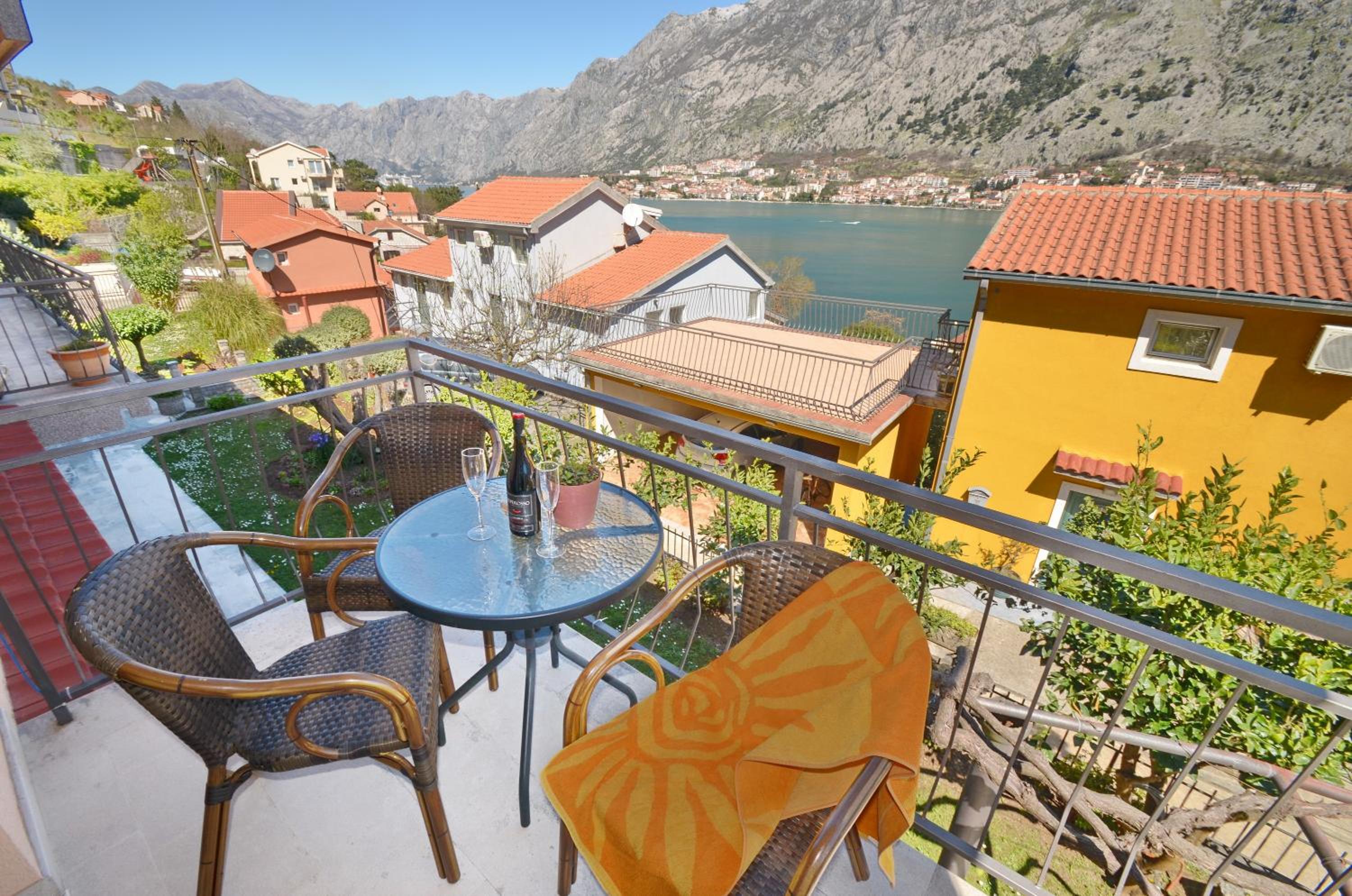 Two-Bedroom Apartment with Balcony and Sea View - Photo 2
