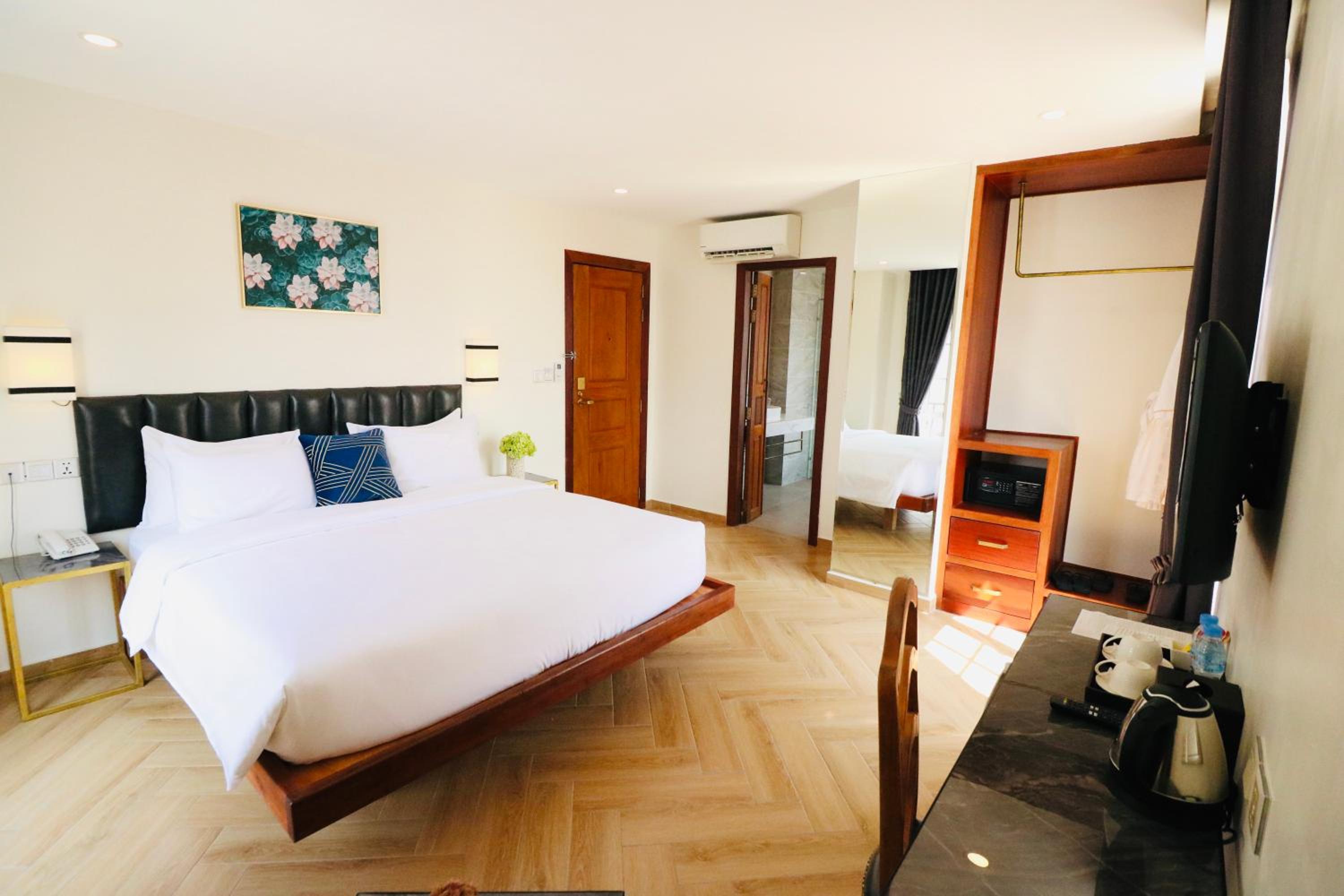 Luxury Suite - Photo 3