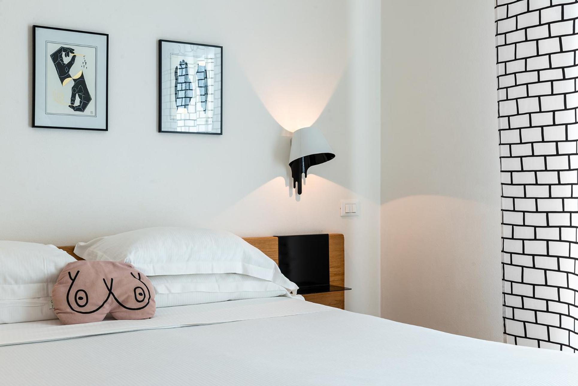 Deluxe Double Room with Terrace - Photo 4