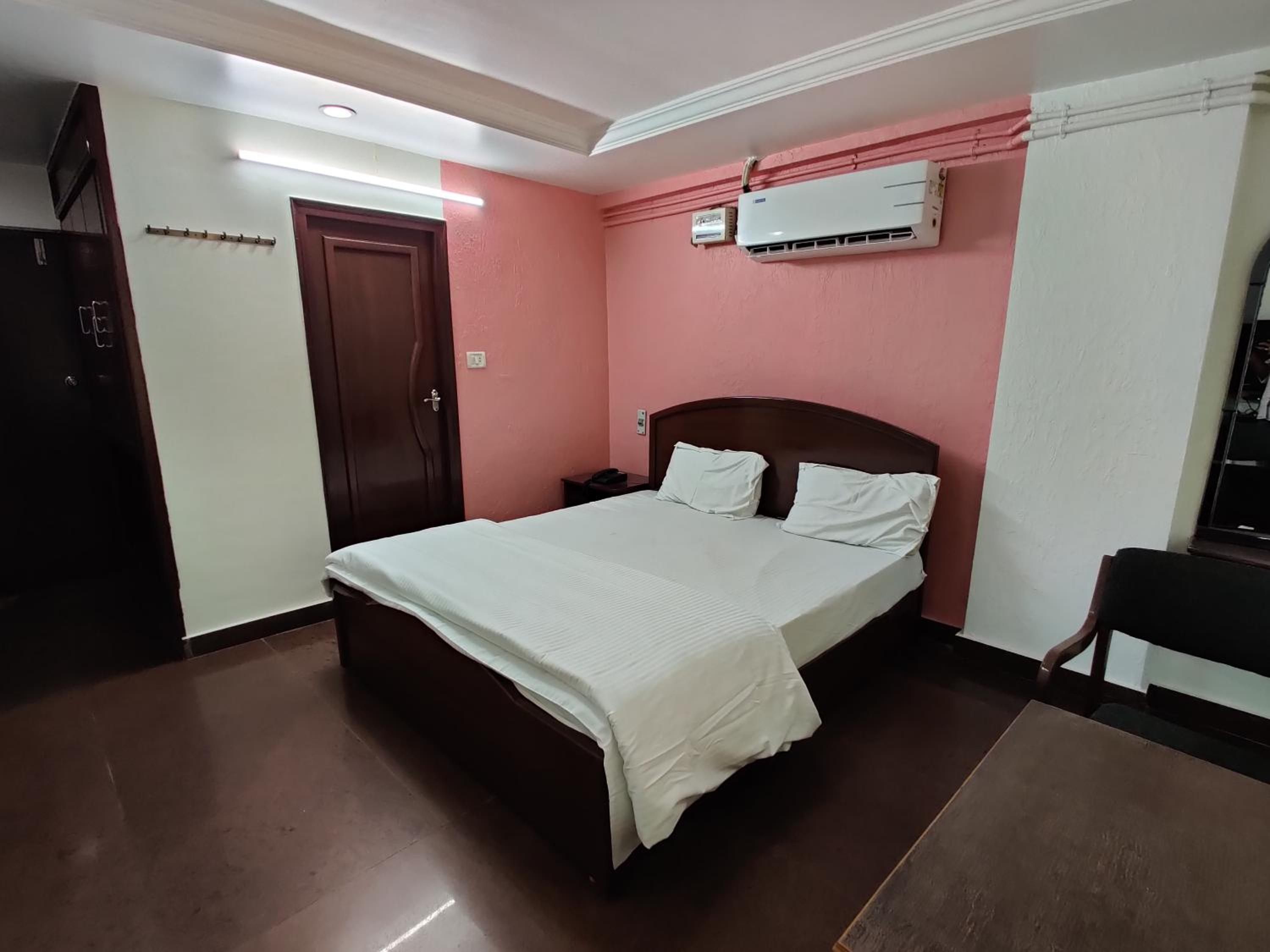 Deluxe Double Room (2 Adults + 1 Child)