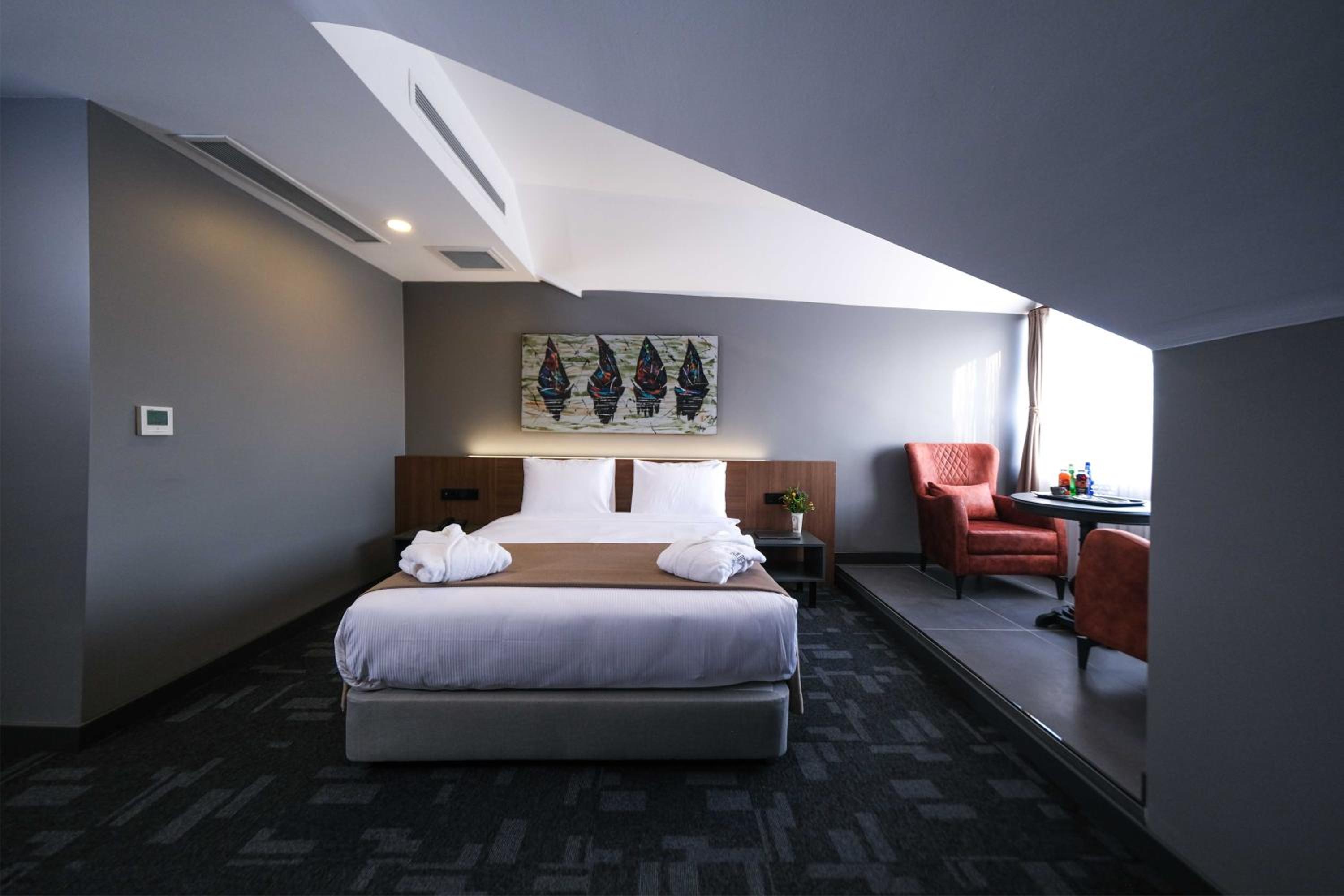 Deluxe Queen Room