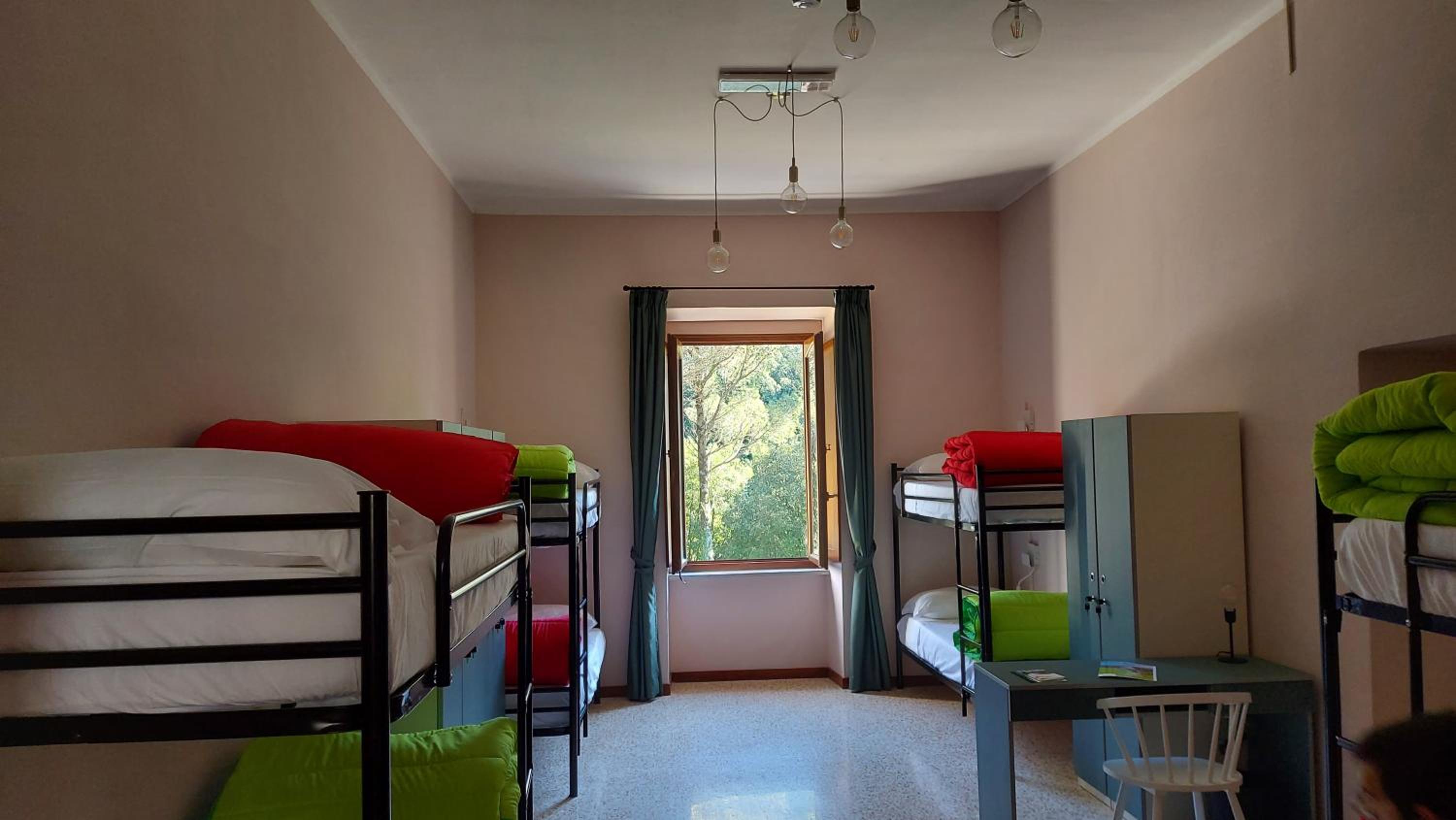 Bed in 8-Bed Dormitory Room photo 1