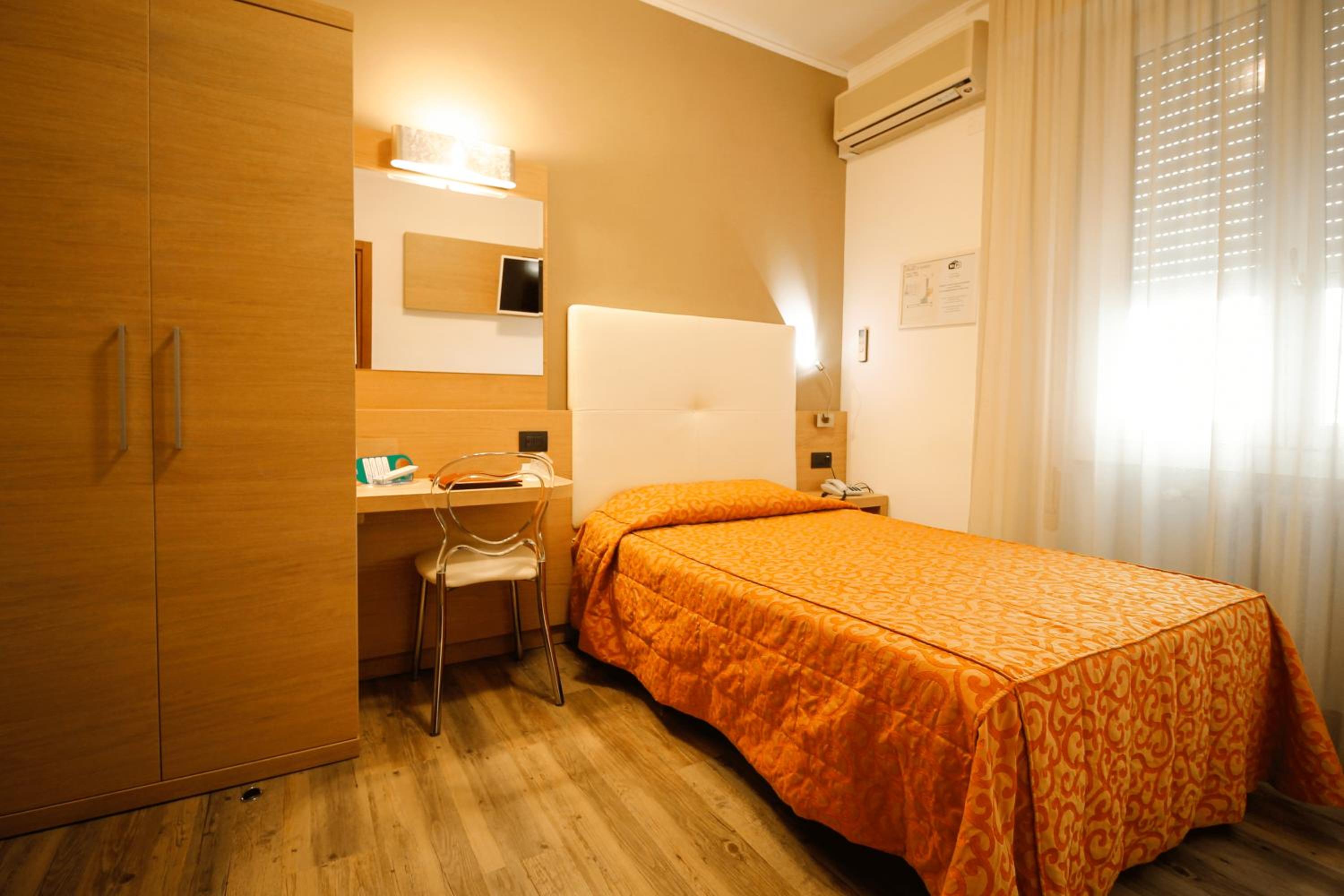 Single Room photo 2