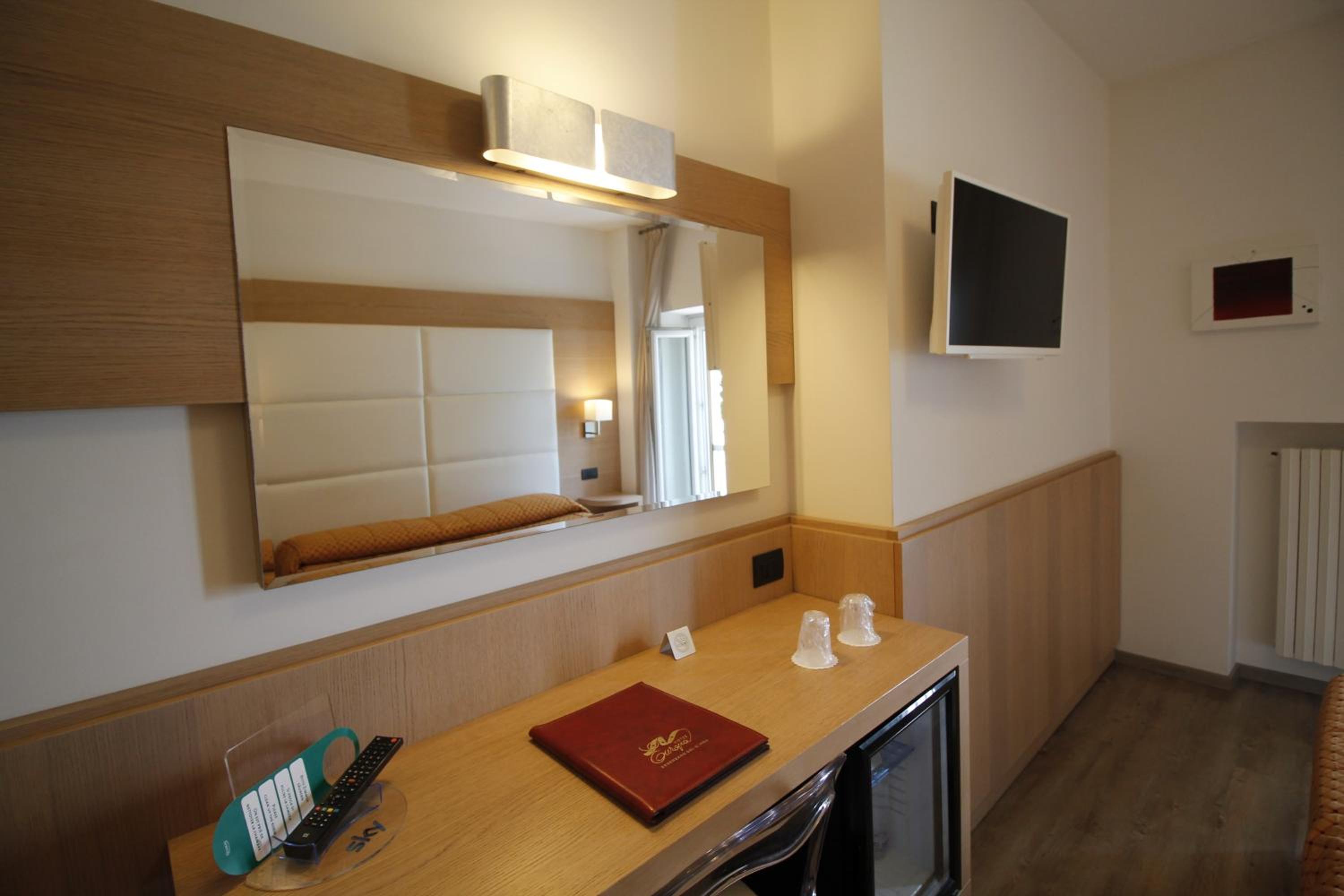Comfort Double Room with Lake View - Photo 8