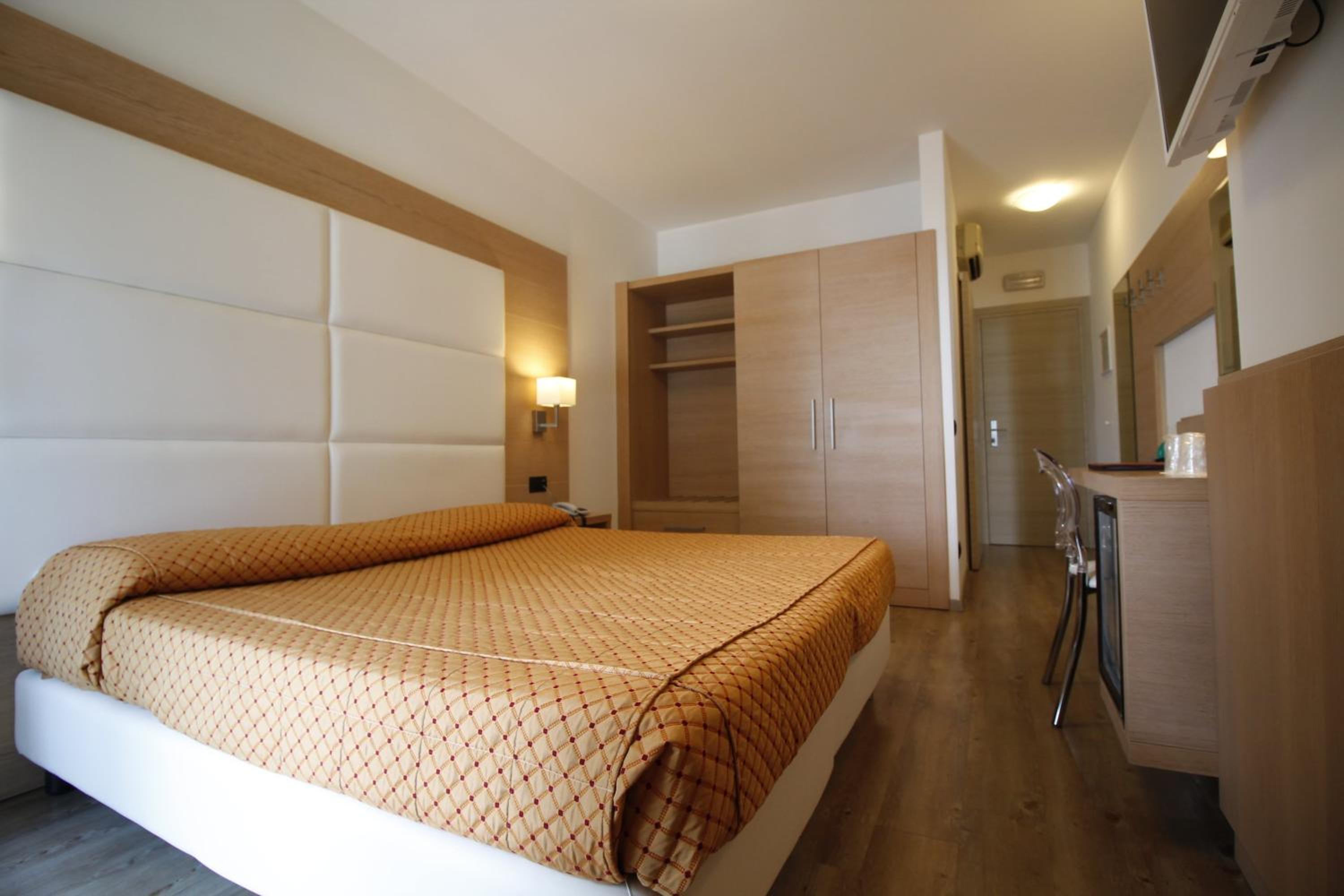 Comfort Double Room with Lake View - Photo 11