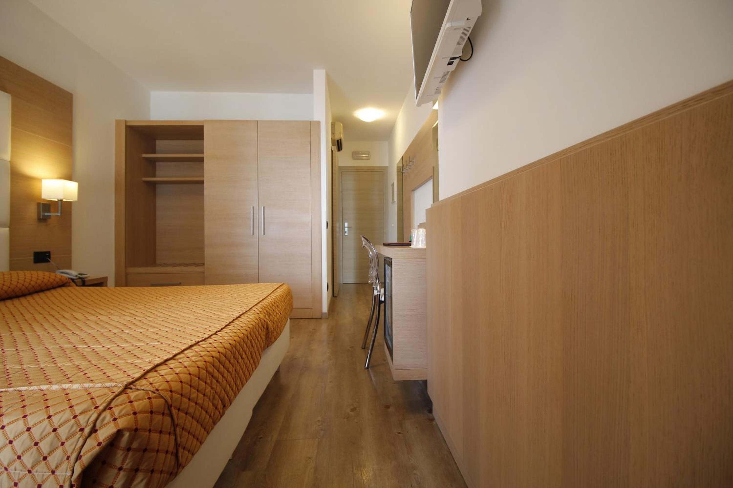 Comfort Double Room with Lake View - Photo 13