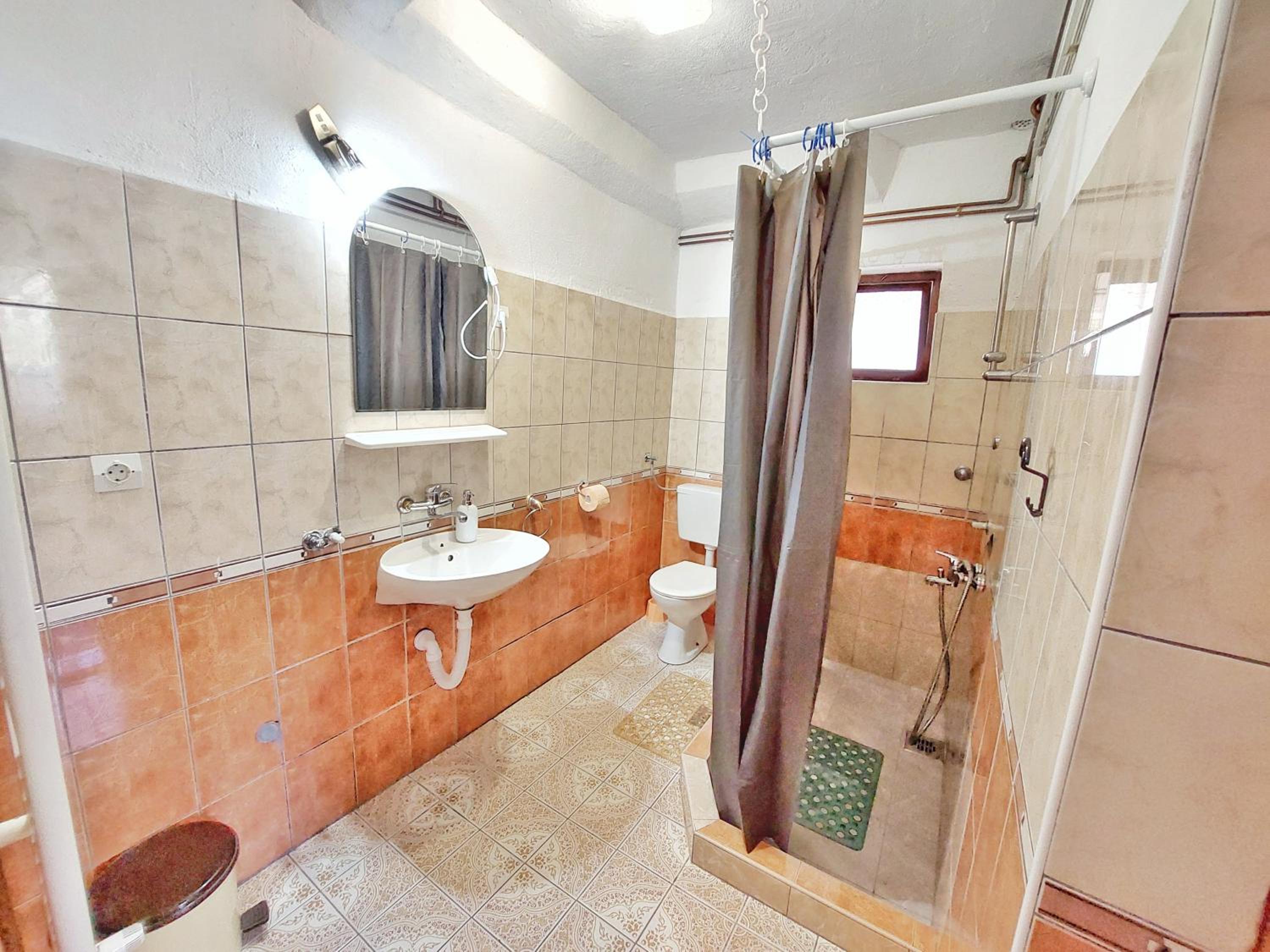 Double Room with Private Bathroom - Photo 4