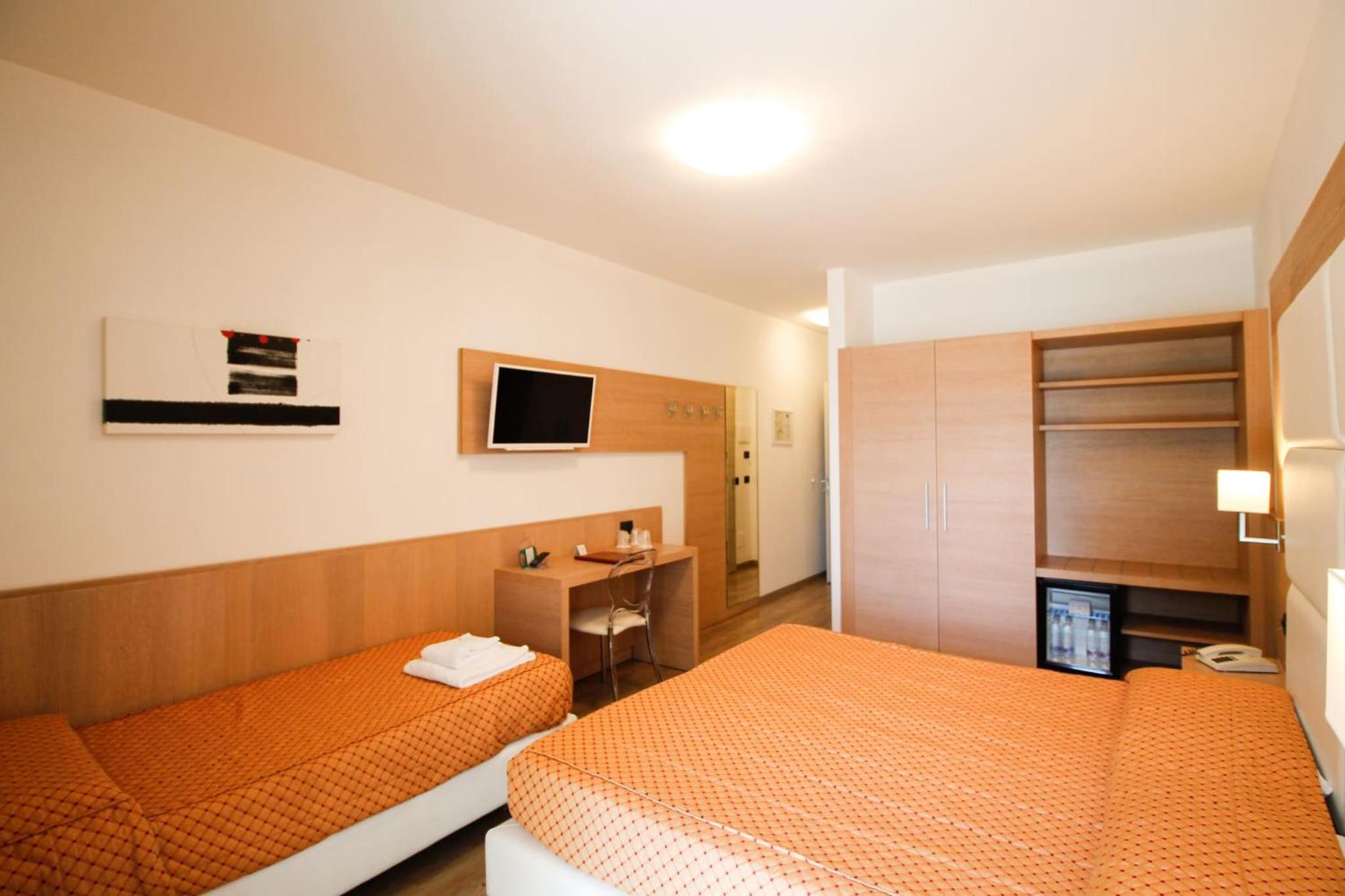Triple Room with Lake View - Photo 8