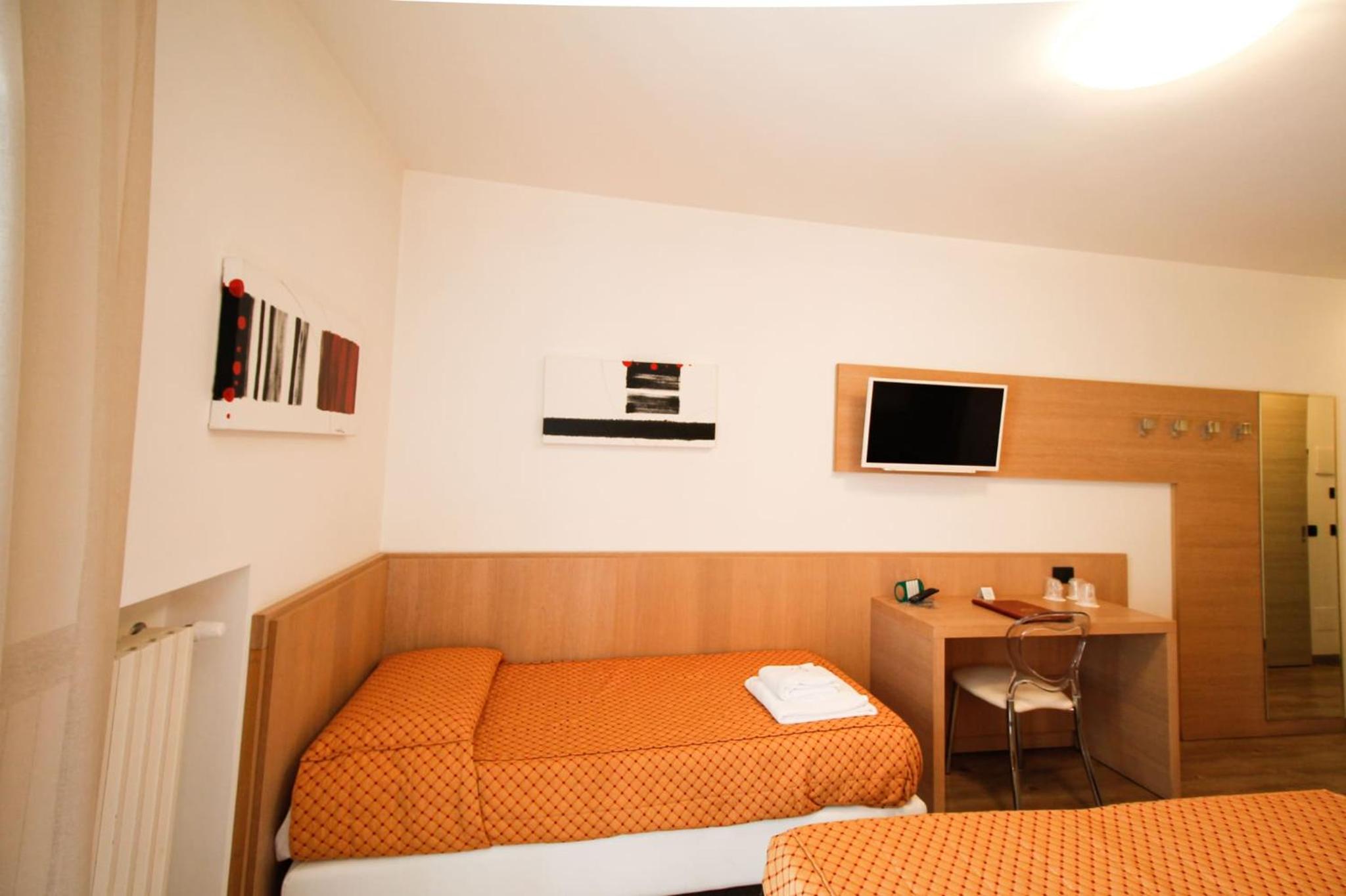 Triple Room with Lake View - Photo 7