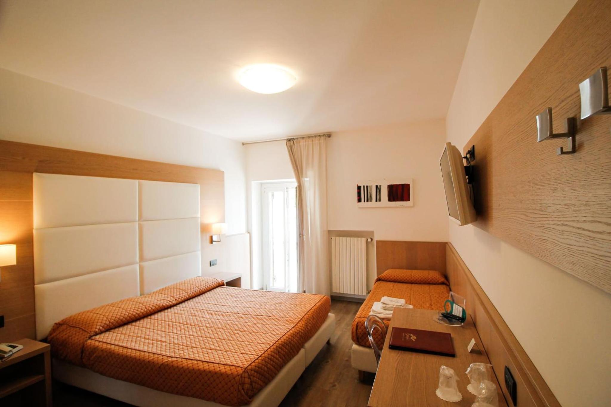 Triple Room with Lake View - Photo 6