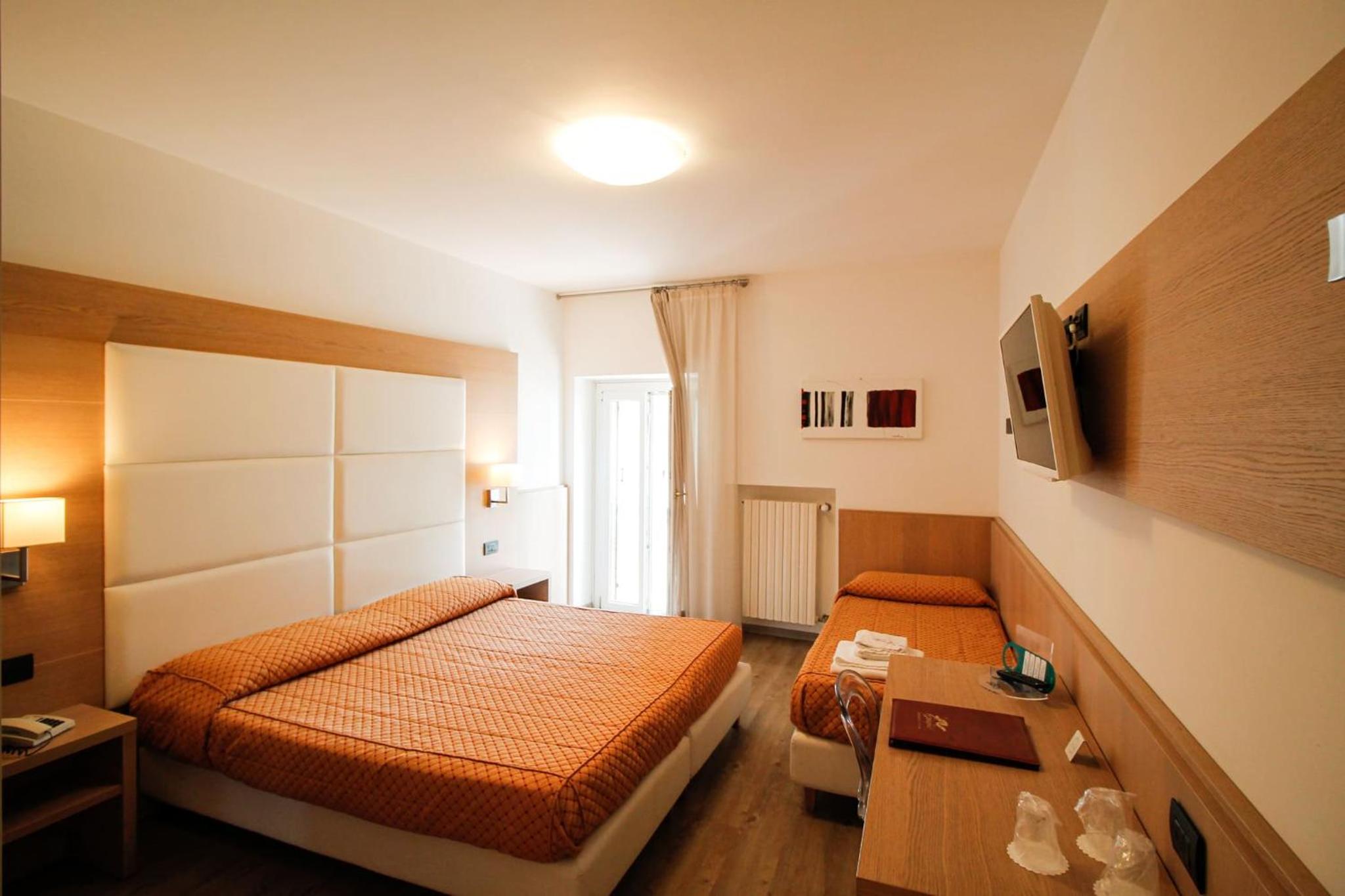 Triple Room with Lake View - Photo 5