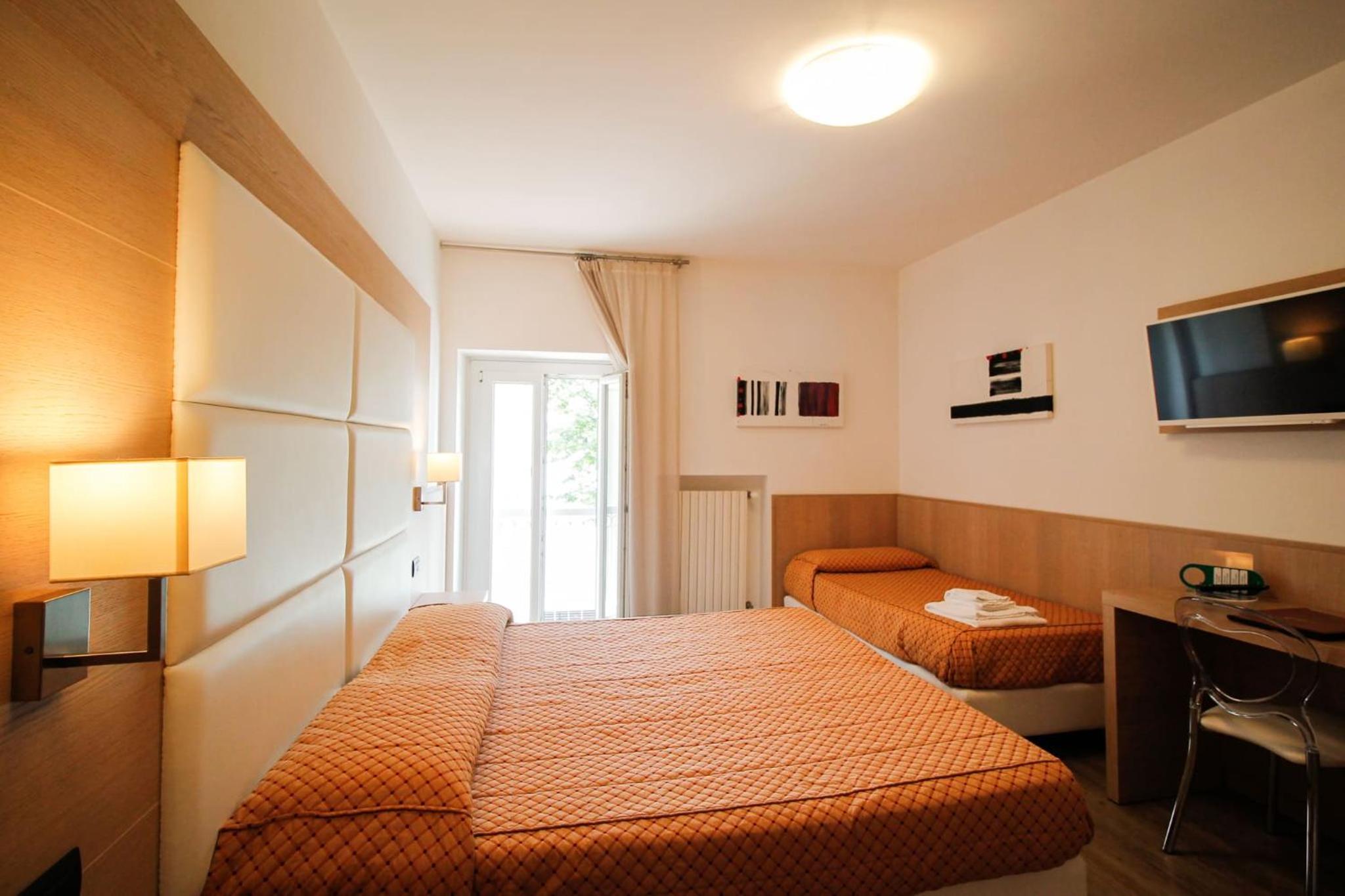 Triple Room with Lake View - Photo 4