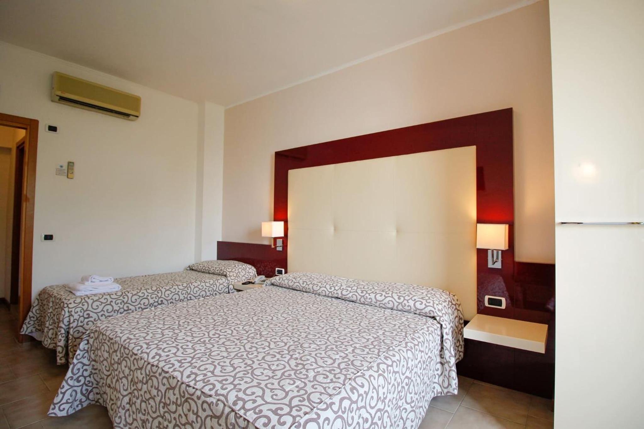Triple Room with Lake View - Photo 17