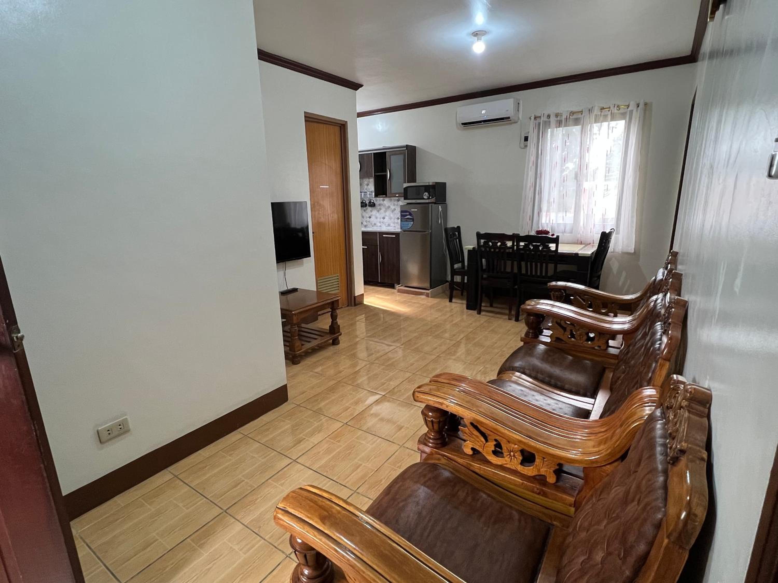 Apartment - Split Level - Photo 2