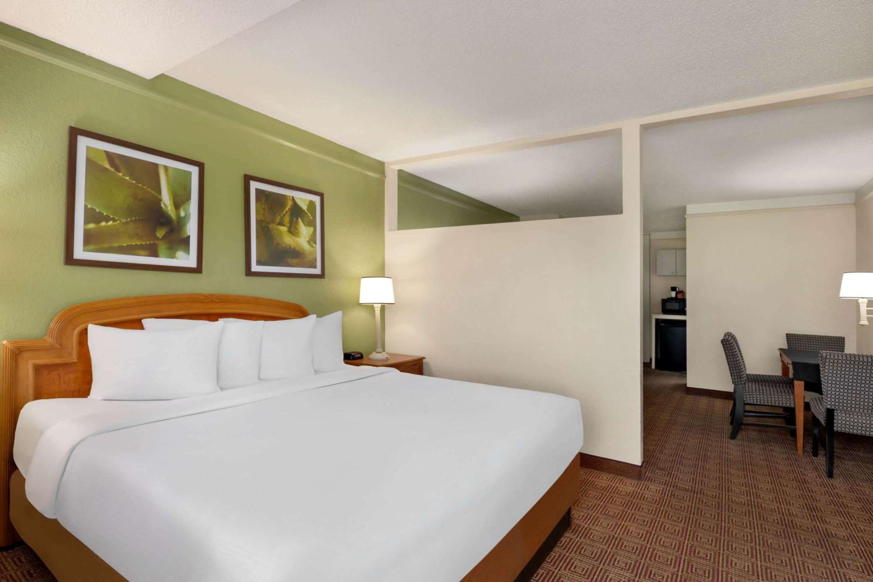 Superior King Room - Non-Smoking - Photo 2