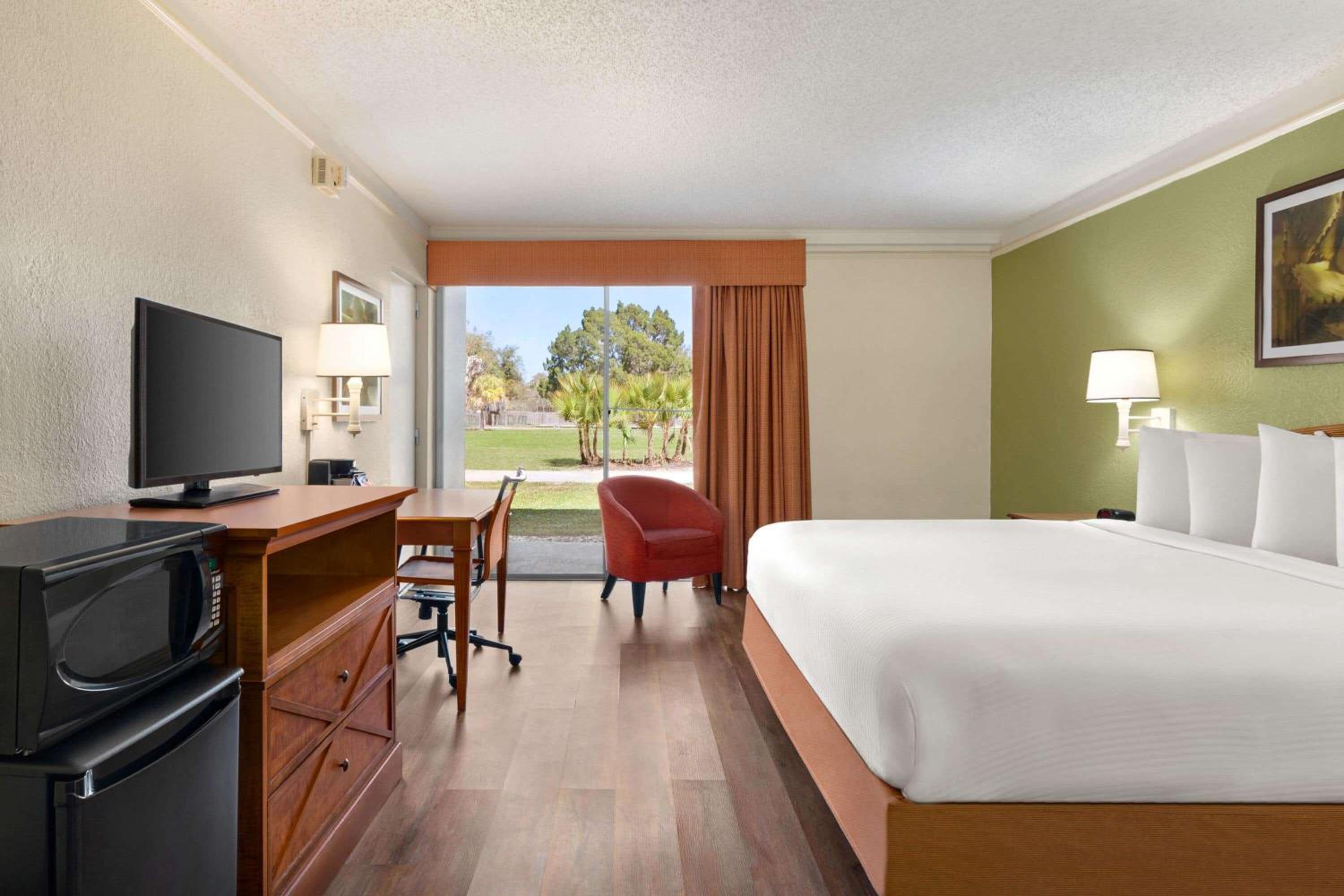 King Room with Mobility/Hearing Impaired Access - Non-Smoking - Photo 1
