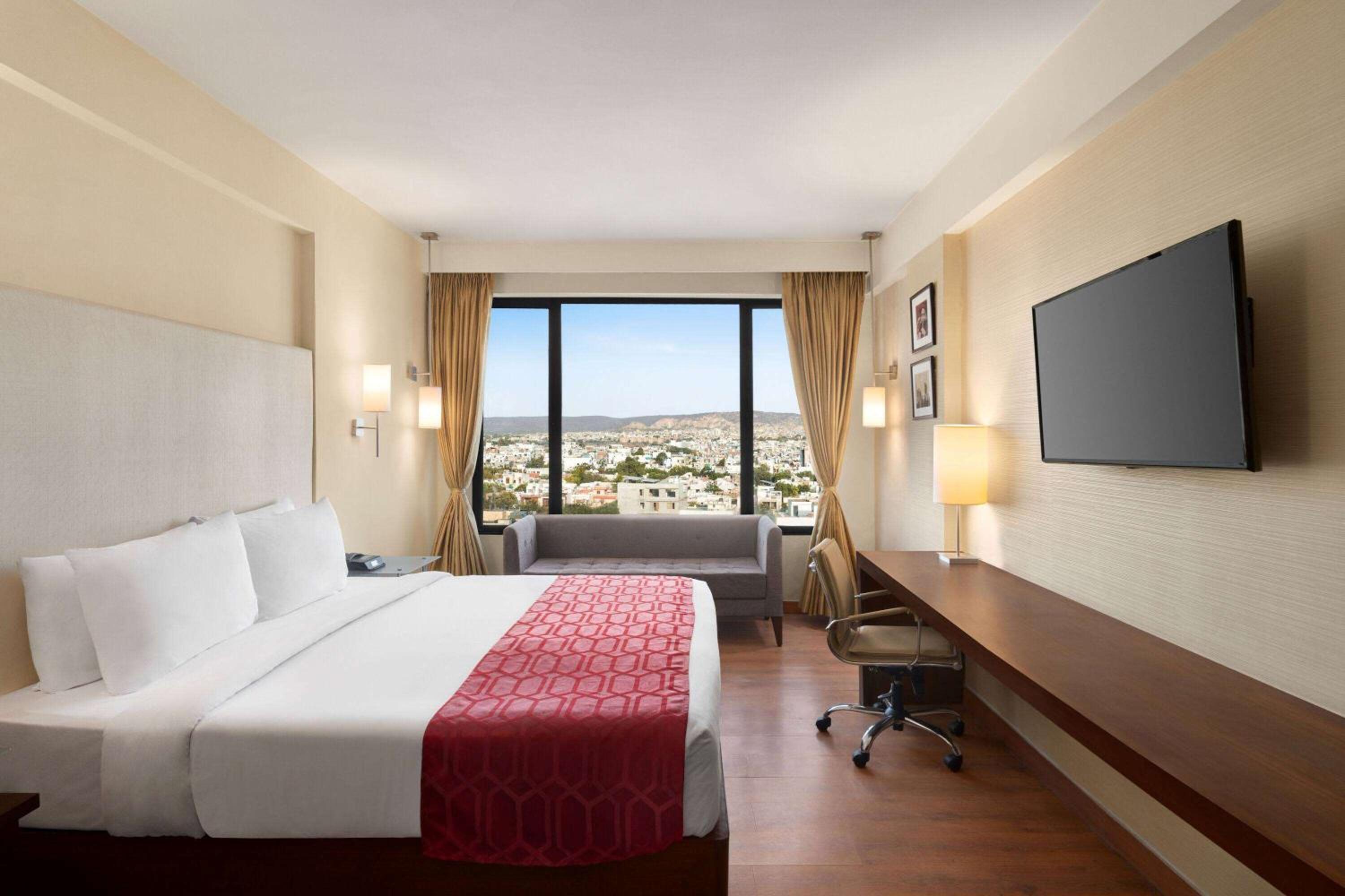 1 King Bed, Premier Aravalli View, Non-Smoking - Photo 1