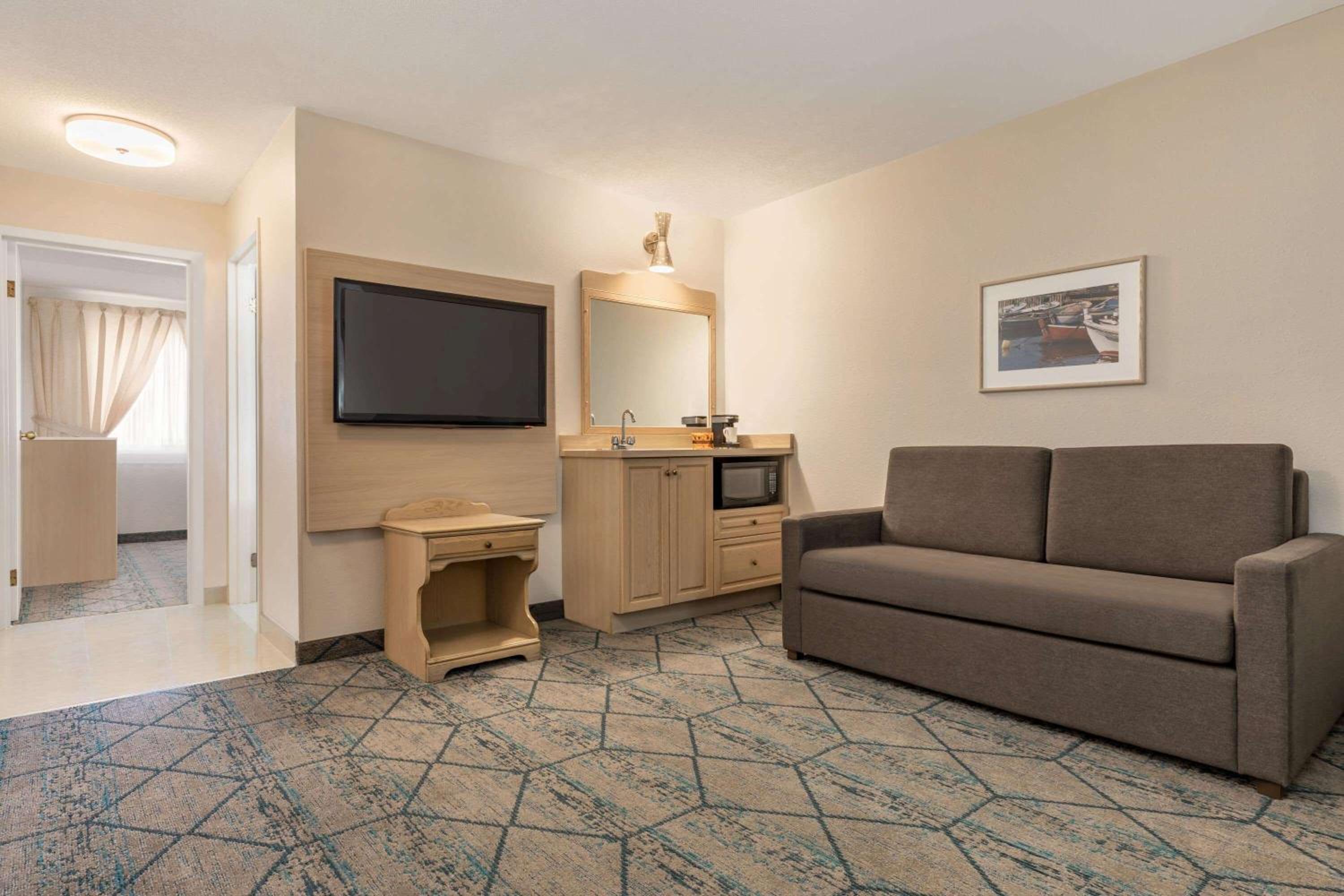 One-Bedroom King Suite - First Floor/Non-Smoking - Photo 3