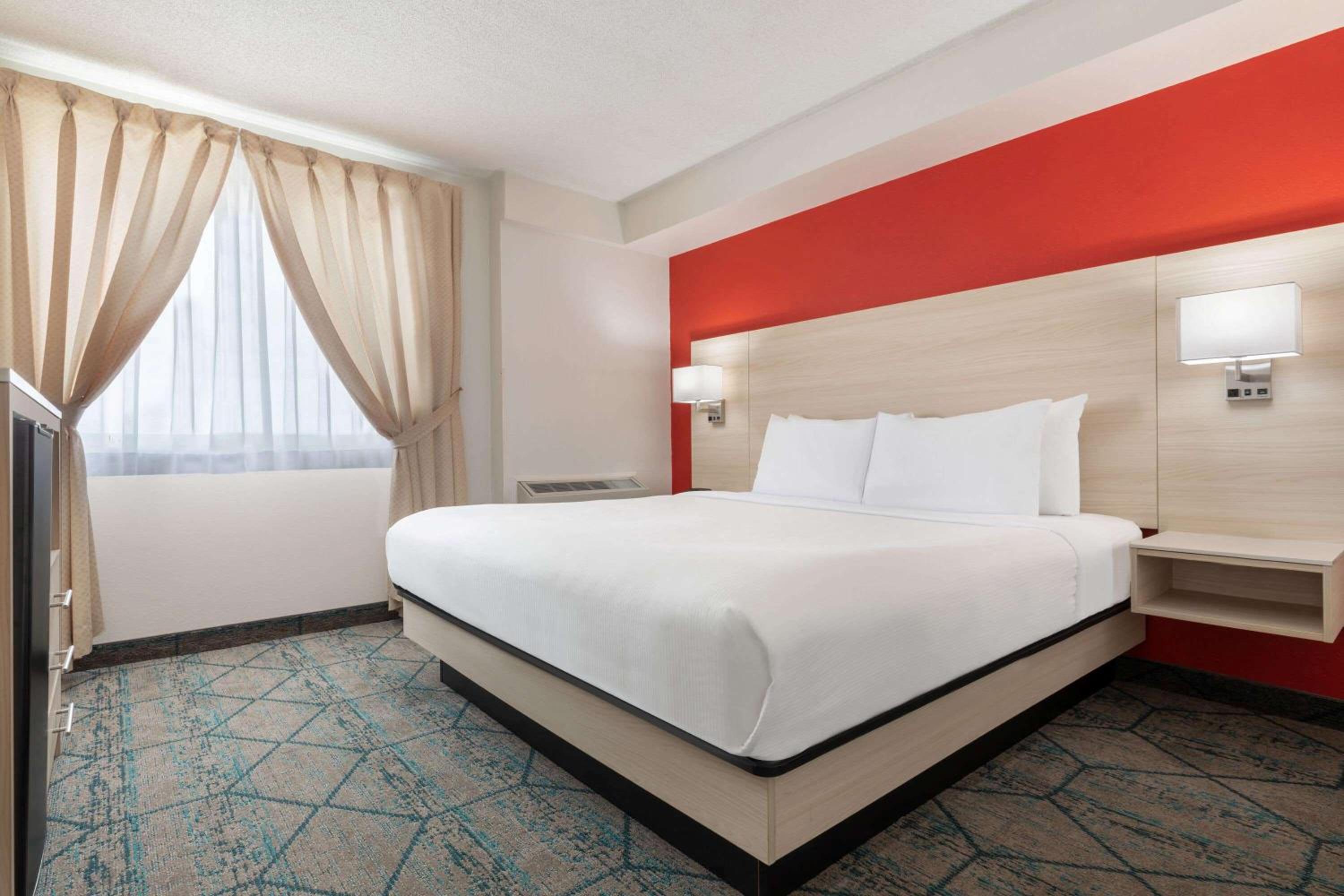 One-Bedroom King Suite - First Floor/Non-Smoking - Photo 4