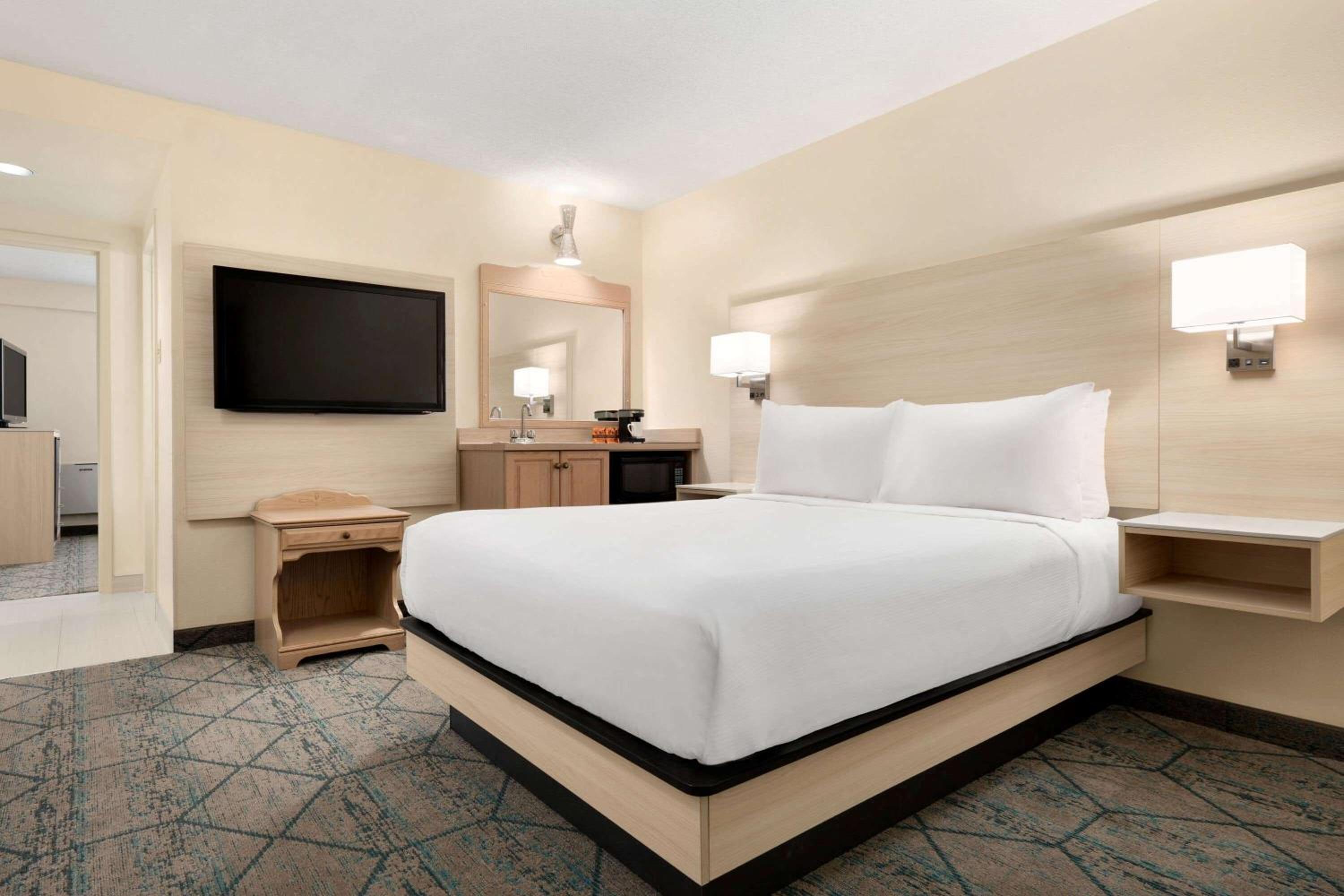 One-Bedroom Queen Suite with Two Queen Beds - First Floor/Non-Smoking - Photo 1