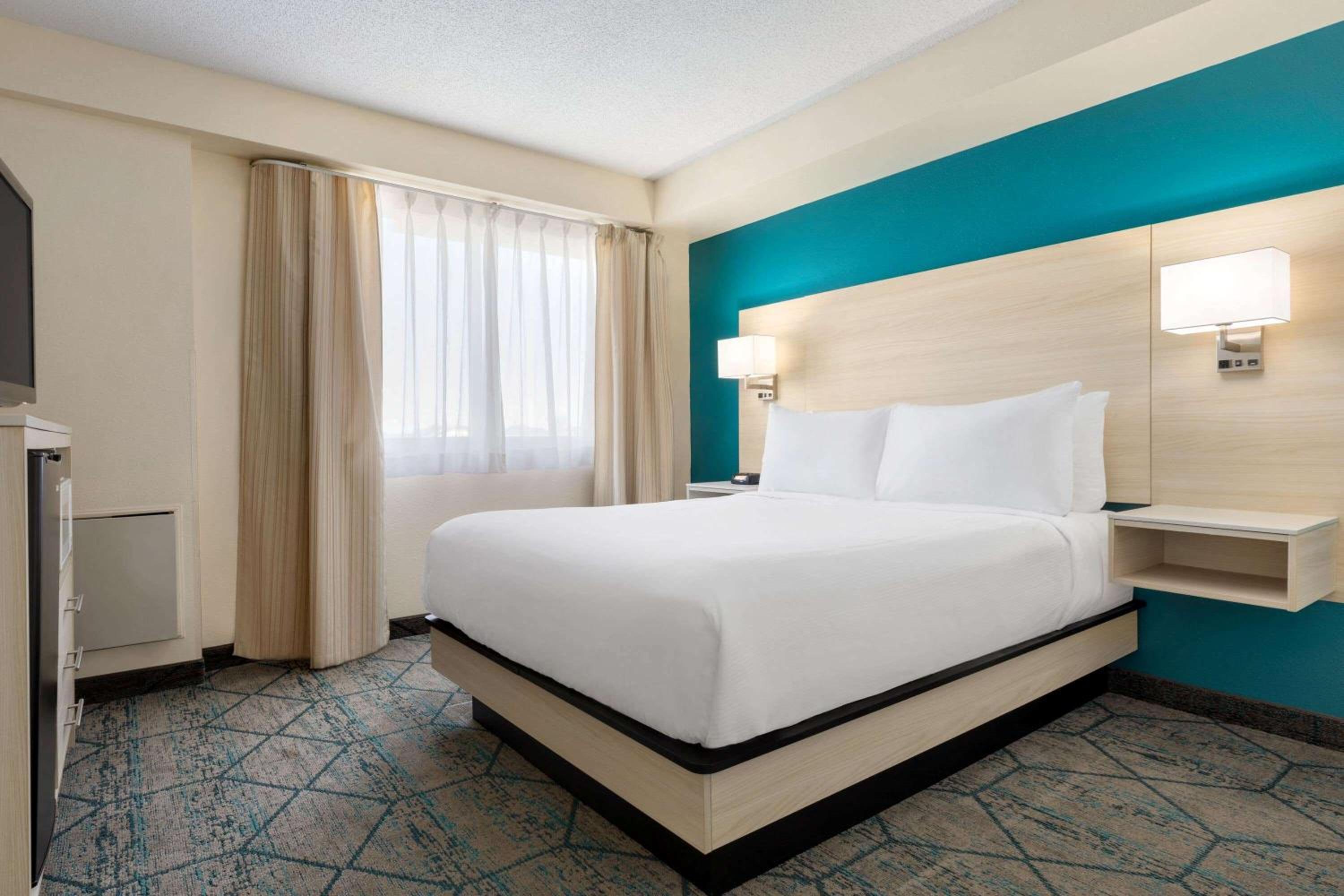 One-Bedroom Queen Suite with Two Queen Beds - First Floor/Non-Smoking - Photo 3