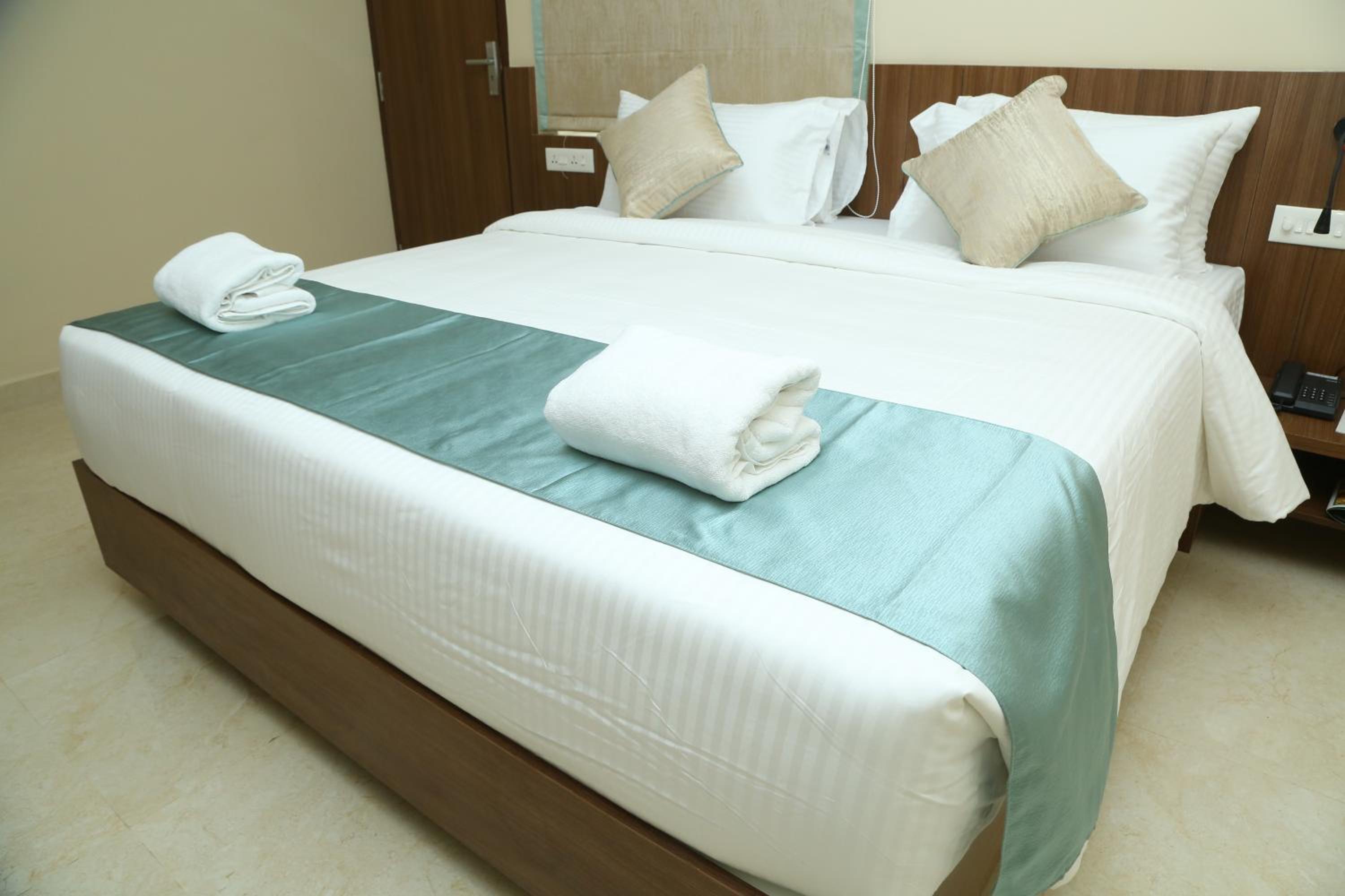 Deluxe Double Room - Photo 9