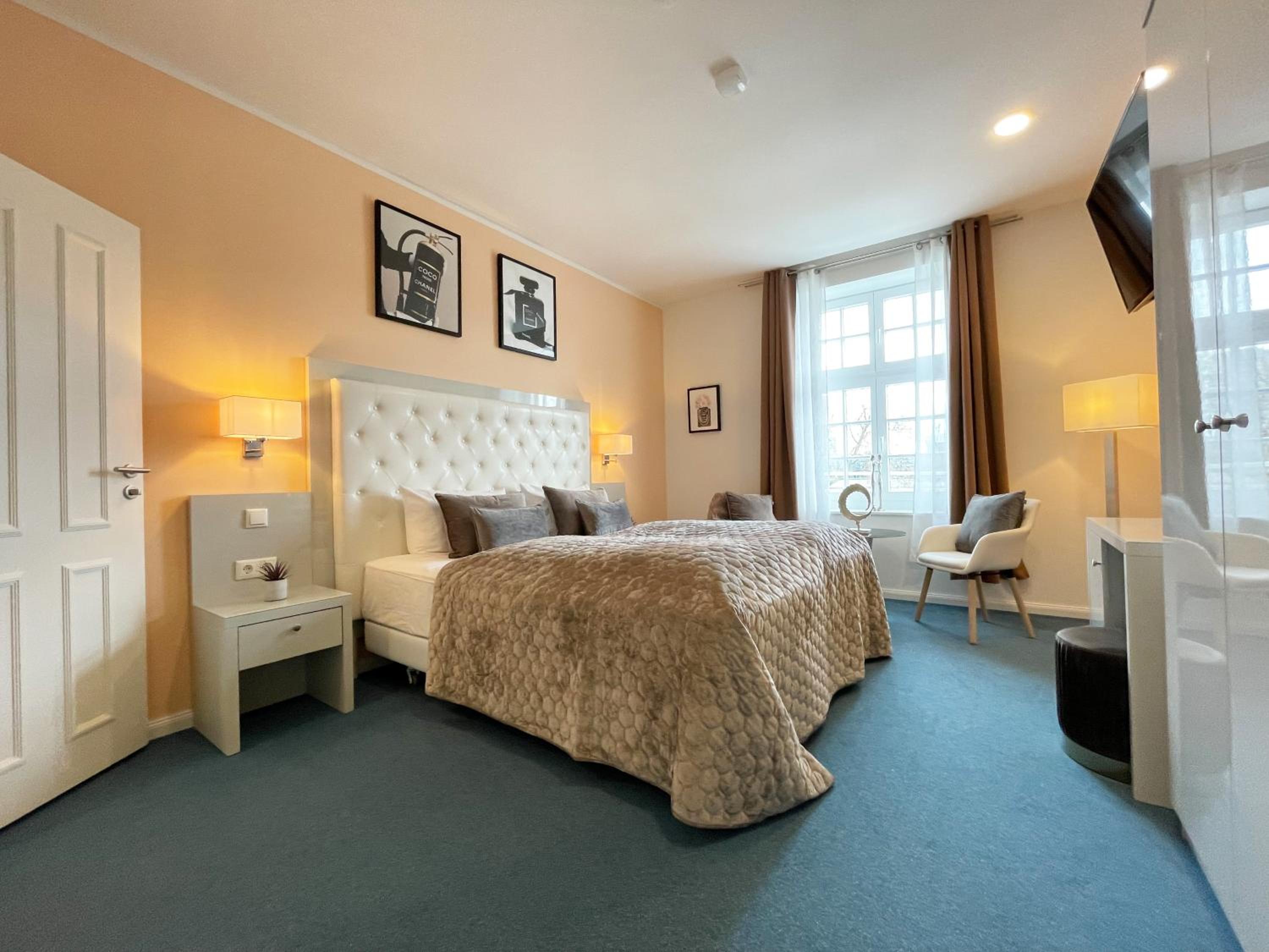 Large Double Room with River View - Photo 7