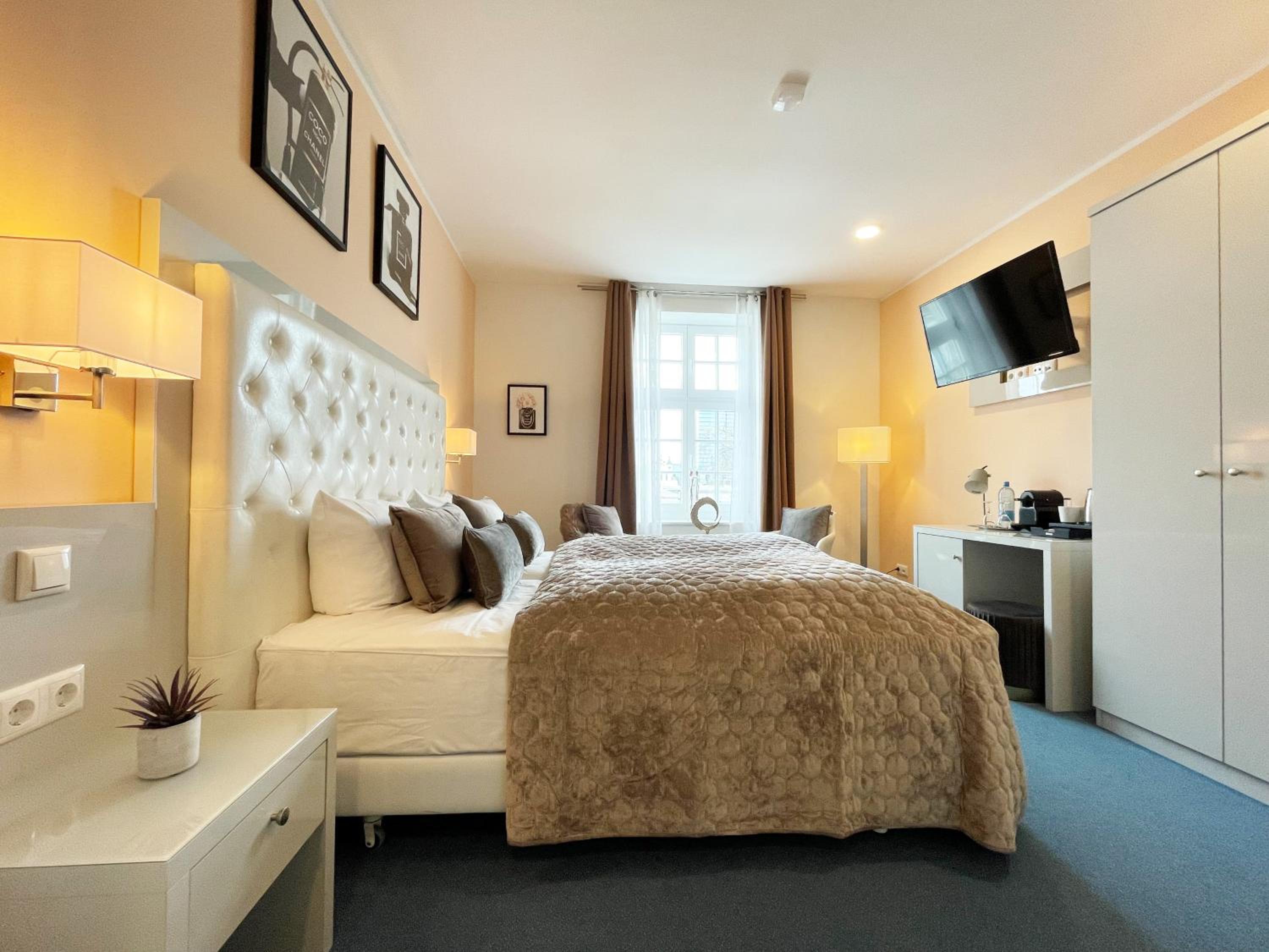 Large Double Room with River View - Photo 25