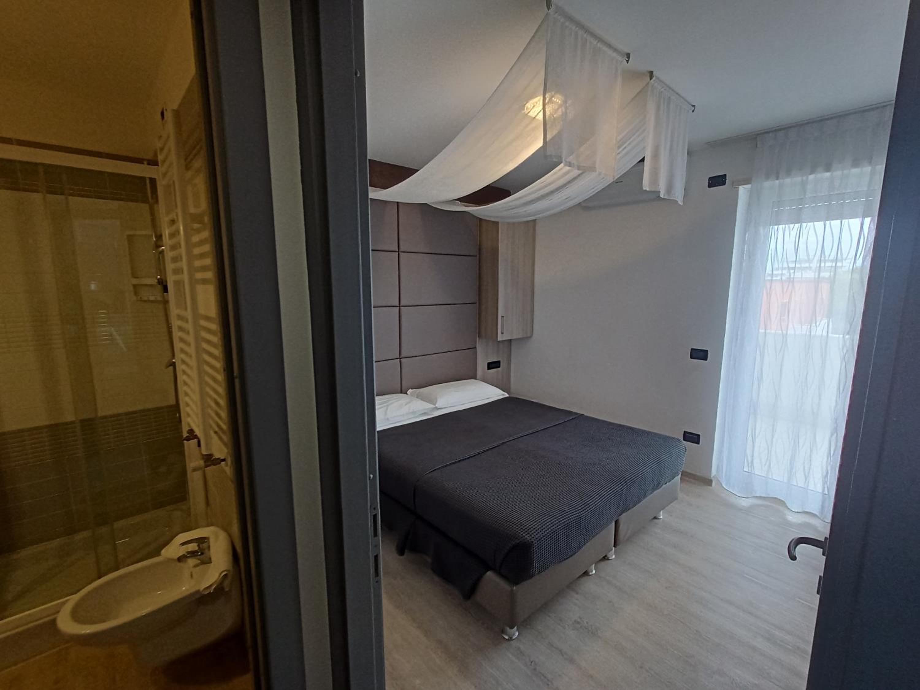 Junior Suite with Balcony - Photo 3