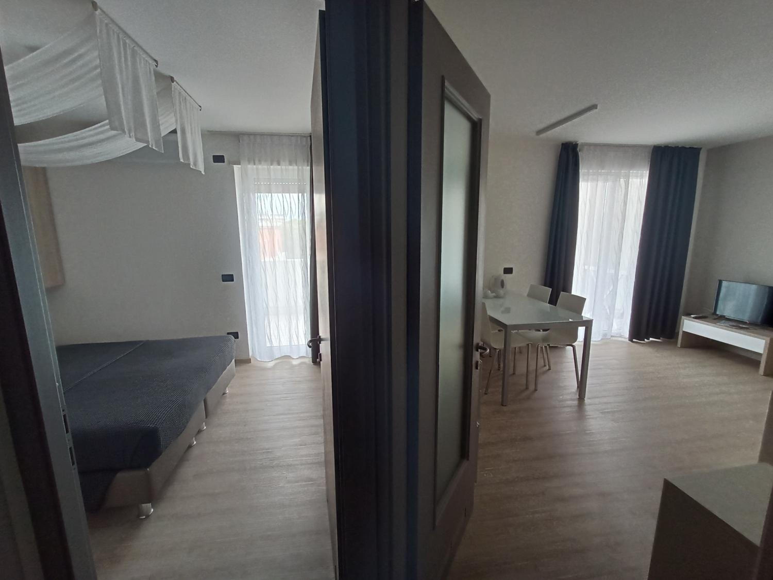 Junior Suite with Balcony - Photo 2