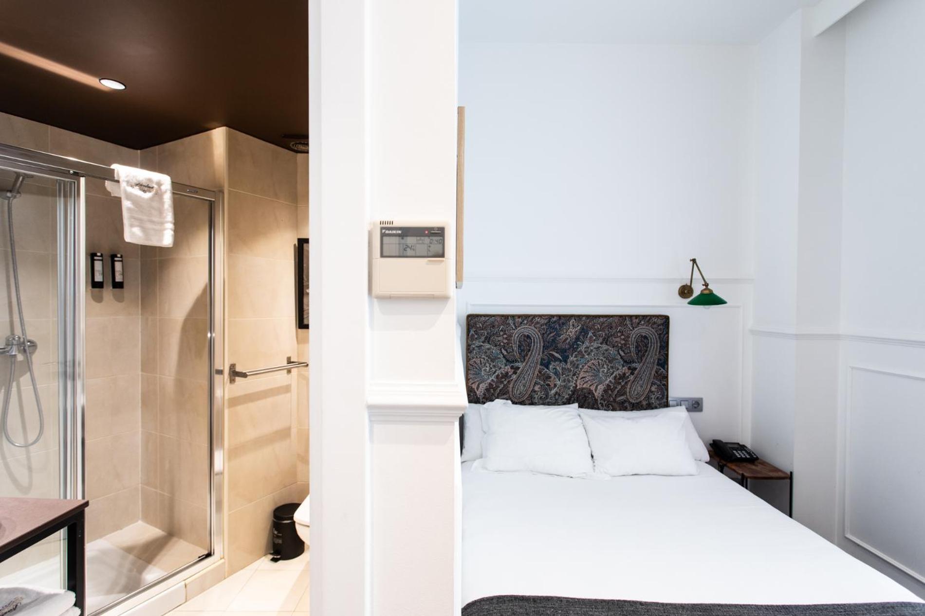 Budget Double Room with Balcony photo 3