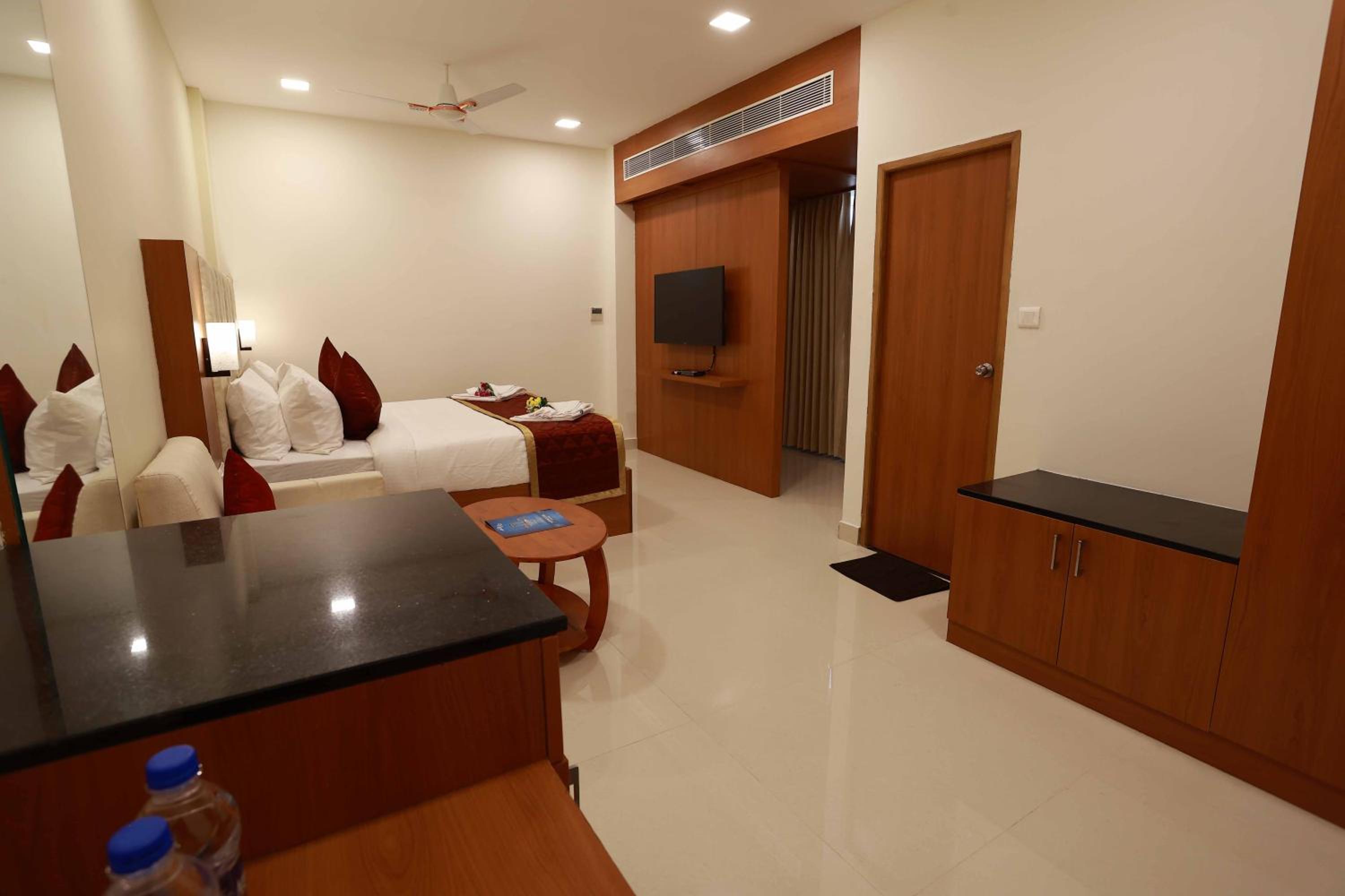 Deluxe Room - Photo 8