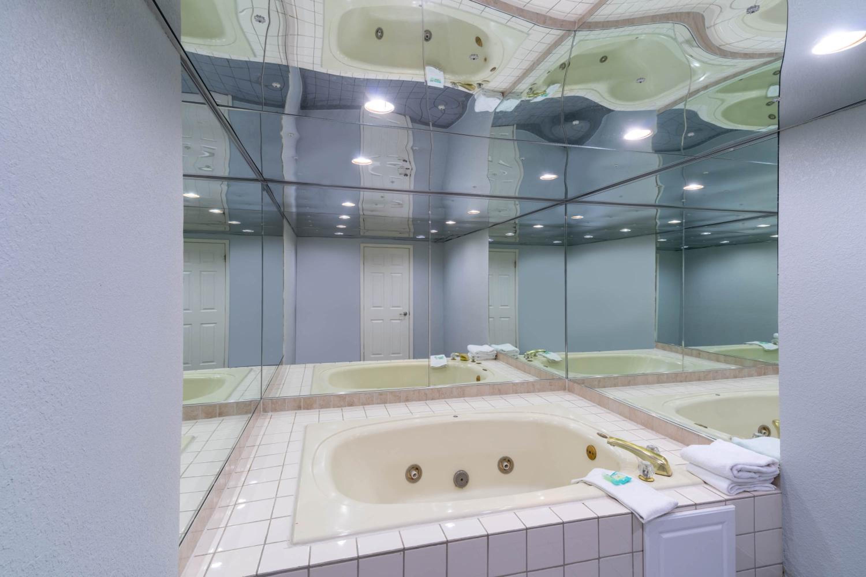 Deluxe King Jacuzzi Room - Non-Smoking photo 2