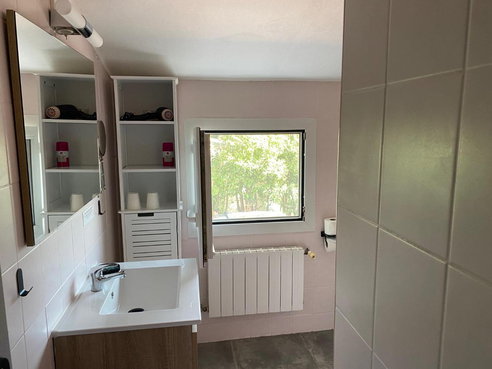 Double Room - Photo 11
