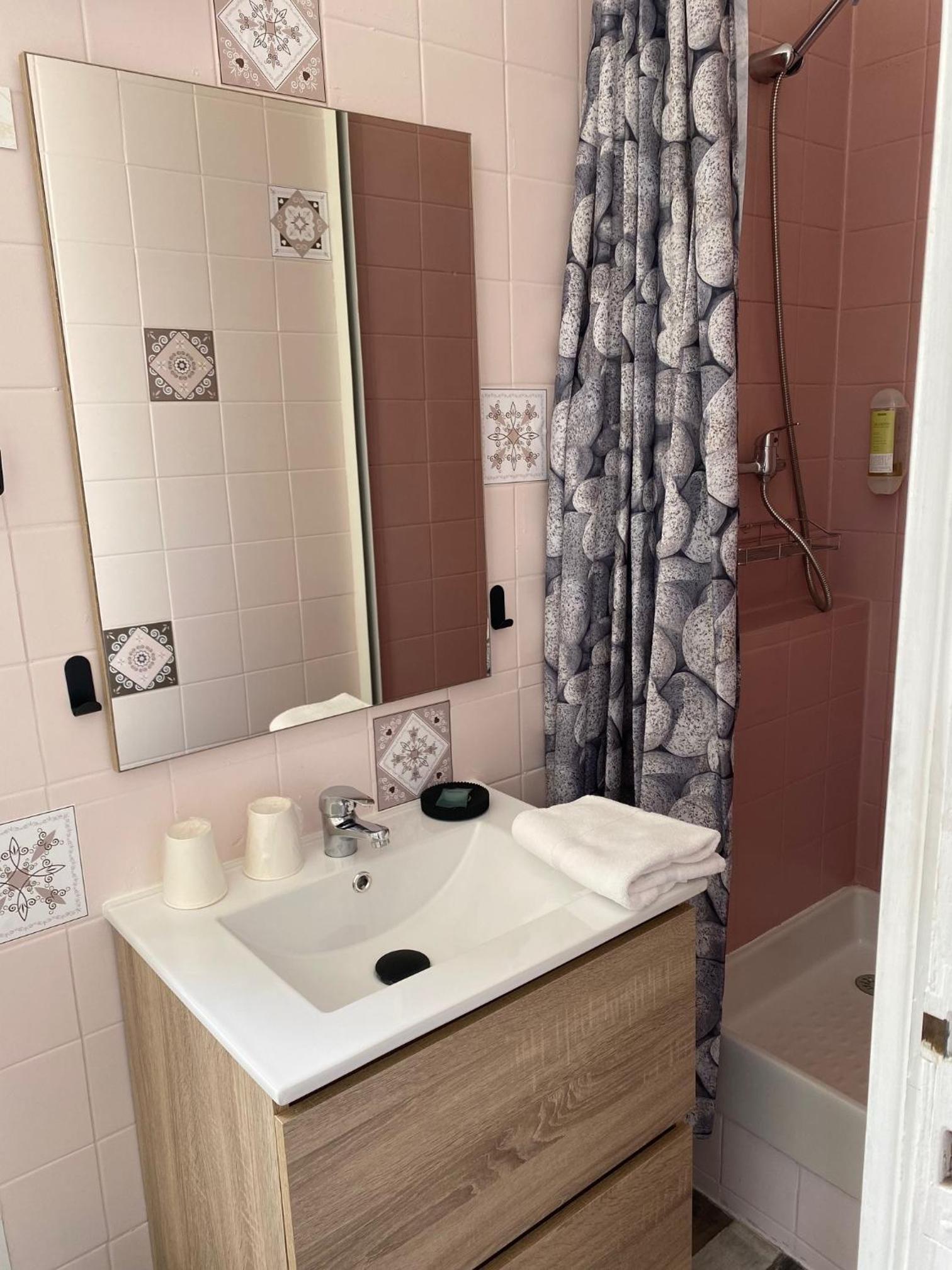 Double Room - Photo 8