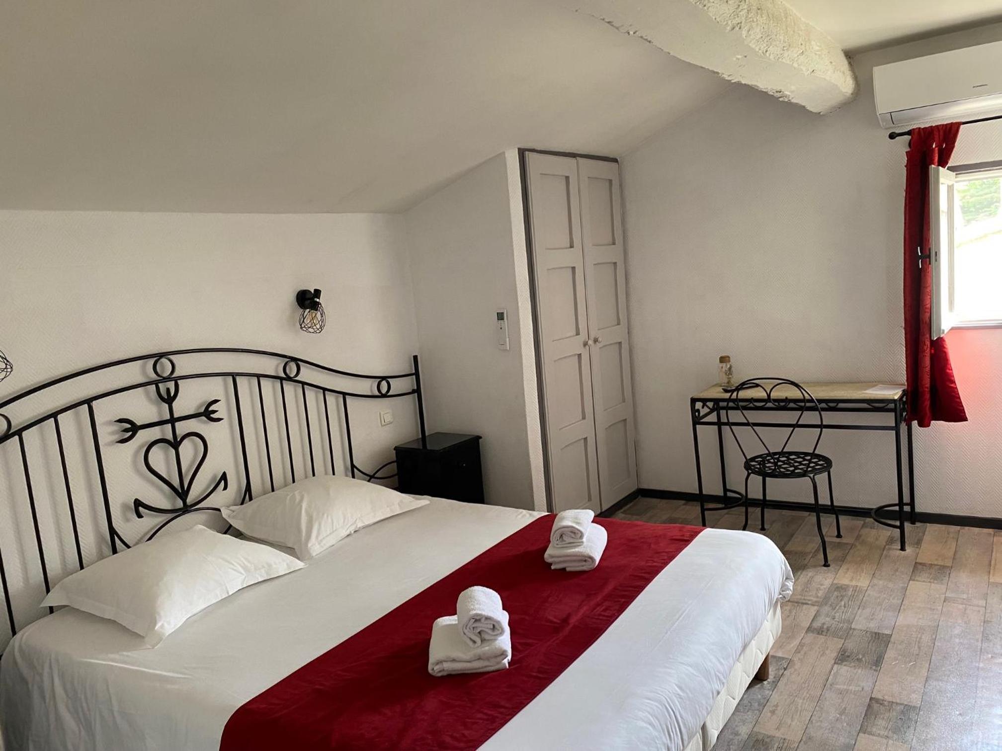 Double Room - Photo 7