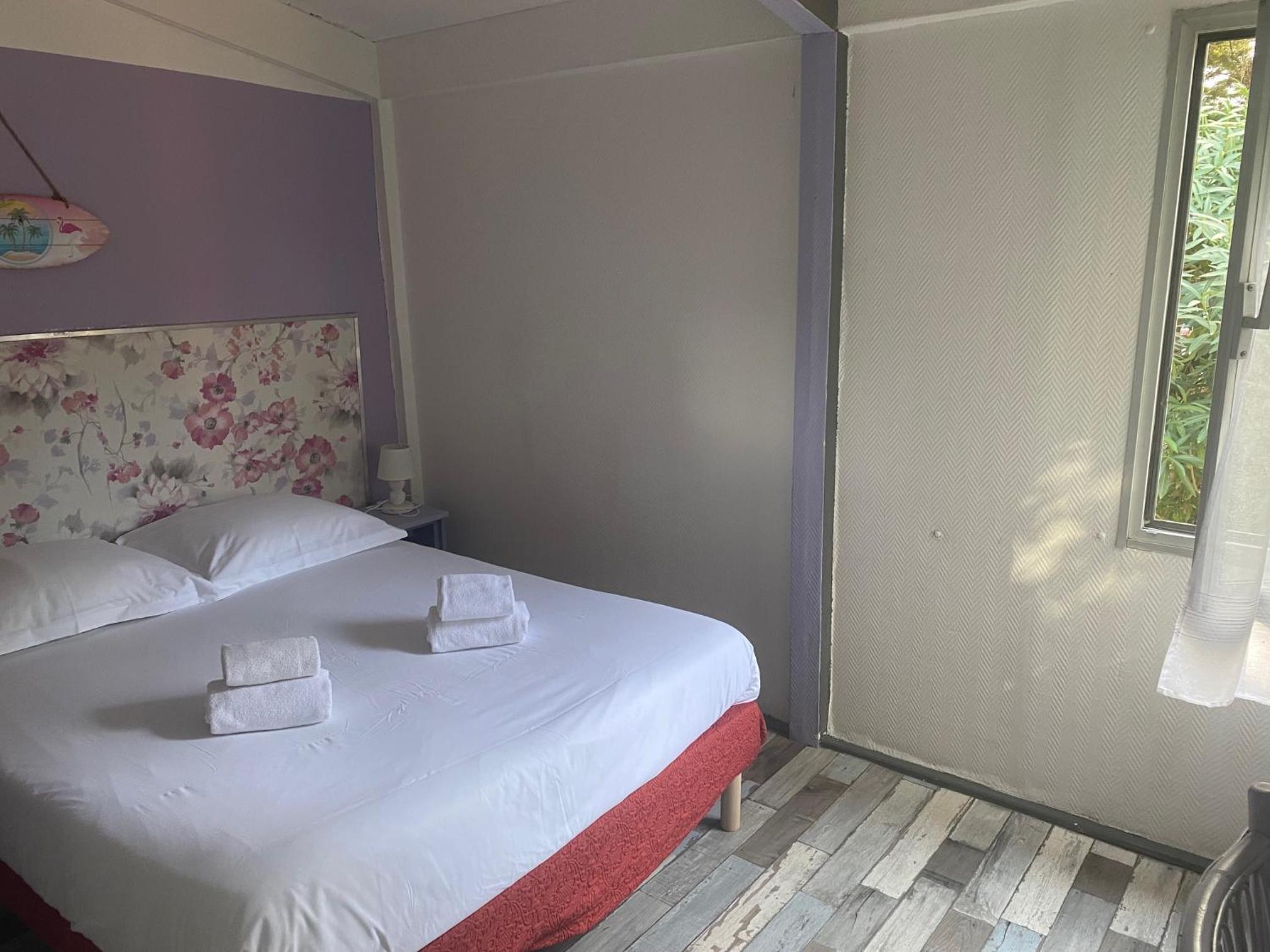 Small Double Room with Garden View - Photo 3
